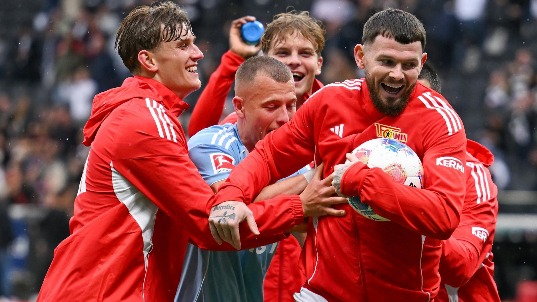 Da können ihn die Kollegen nicht bremsen: Oliver Burke hat sich in Frankfurt einen Spielball geschnappt und beschützt den wie ein Football-Profi das Ei.