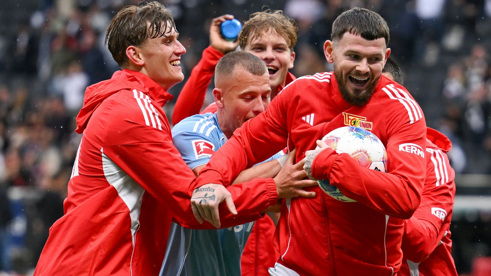 Da können ihn die Kollegen nicht bremsen: Oliver Burke hat sich in Frankfurt einen Spielball geschnappt und beschützt den wie ein Football-Profi das Ei.