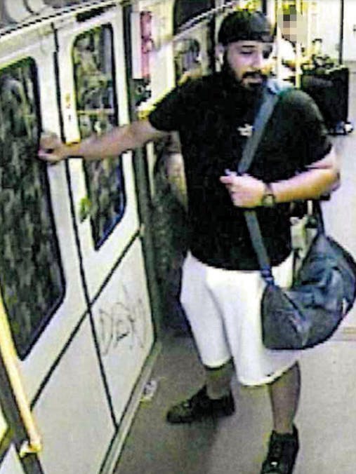 Wer kennt diesen Mann? Am Tag des Angriffs am 18. August 2024 trug er ein dunkles T-Shirt, kurze weiße Hosen und hatte eine Sporttasche dabei.