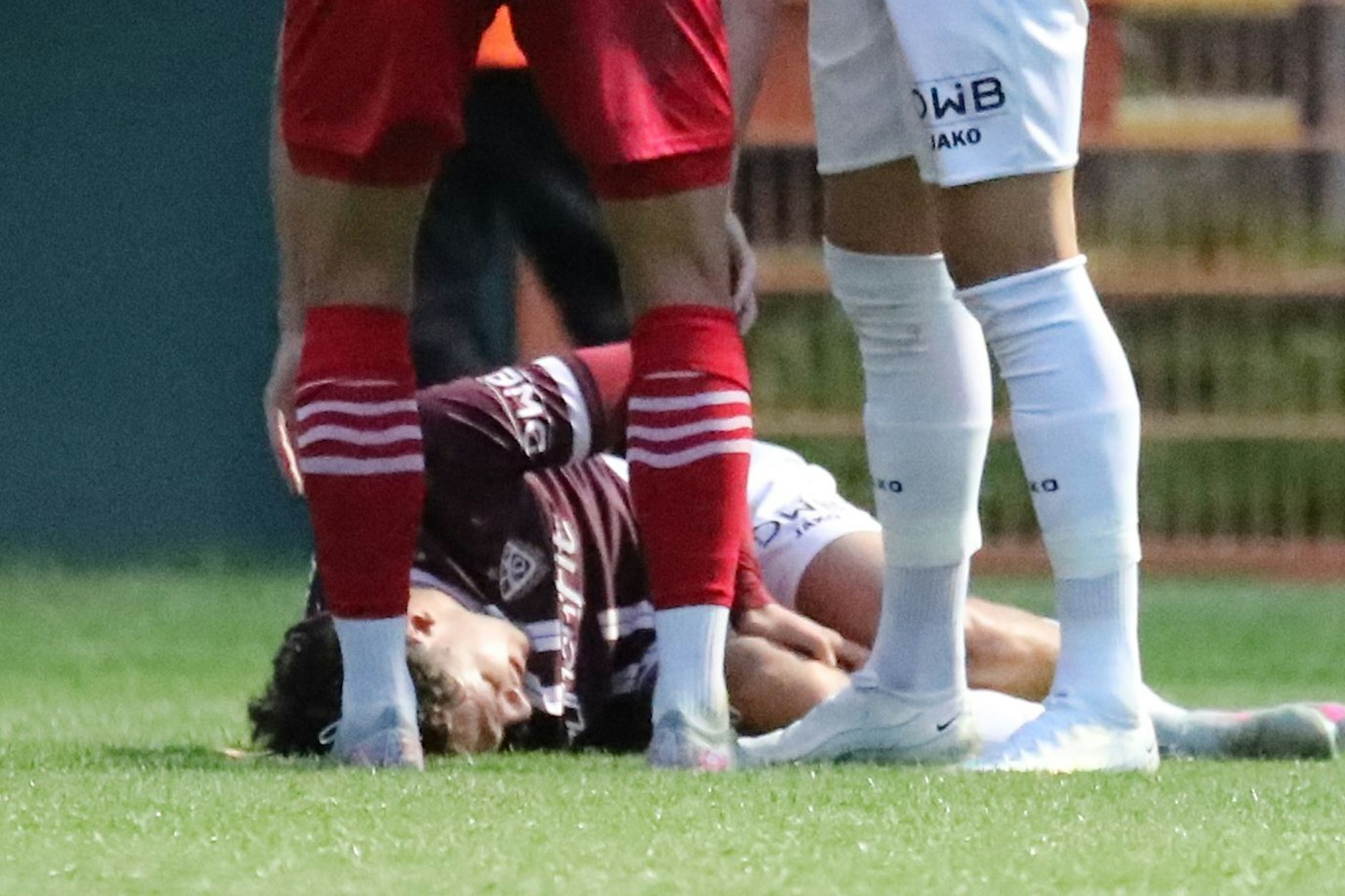 Can Karatas liegt beim Spiel des BFC Dynamo gegen den SV Babelsberg 03 verletzt am Boden.