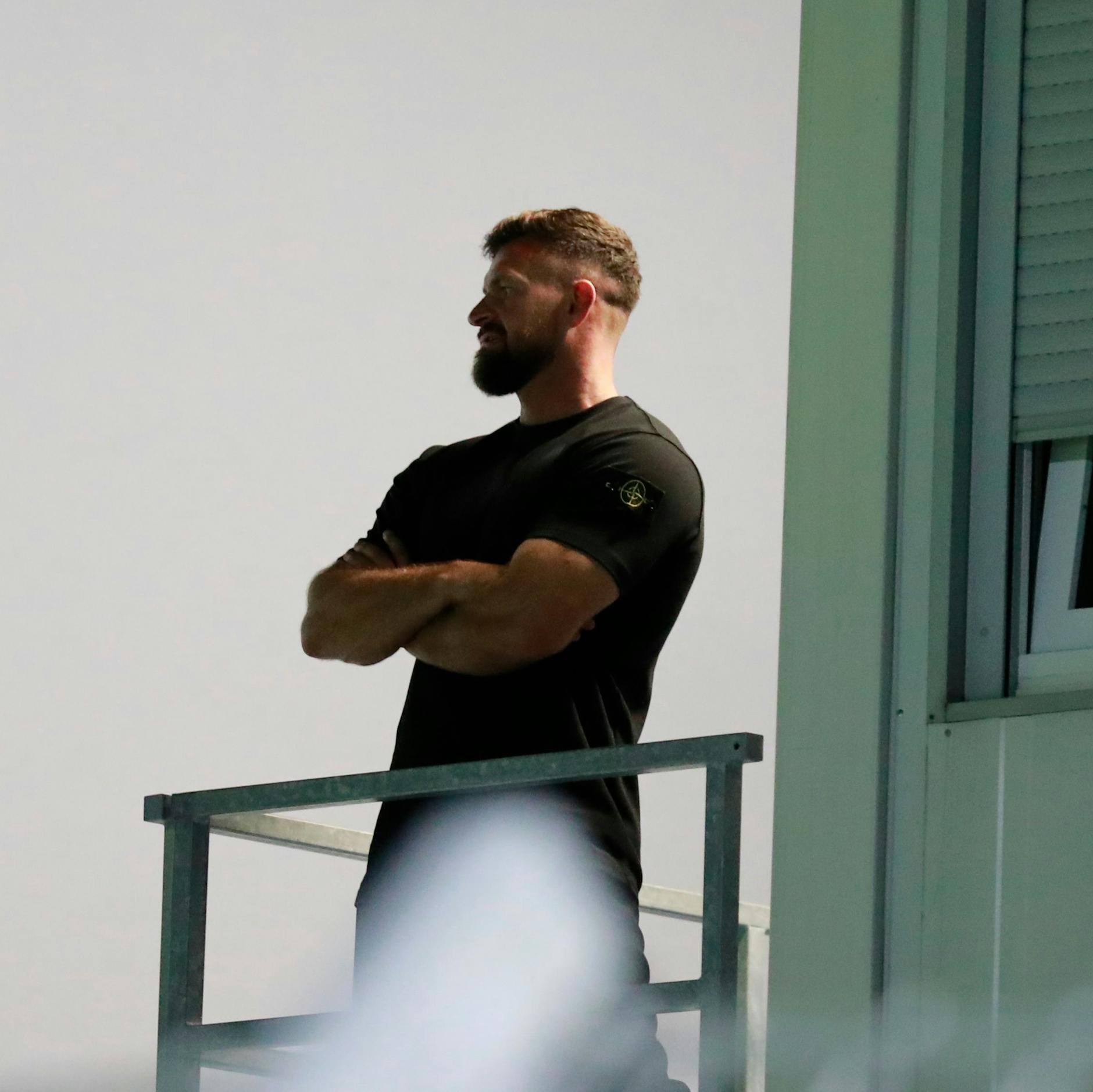 BFC-Sportchef Enis Alushi hatte bei der Pleite im Alfred-Kunze-Sportpark bei Chemie Leipzig alles genau im Blick.