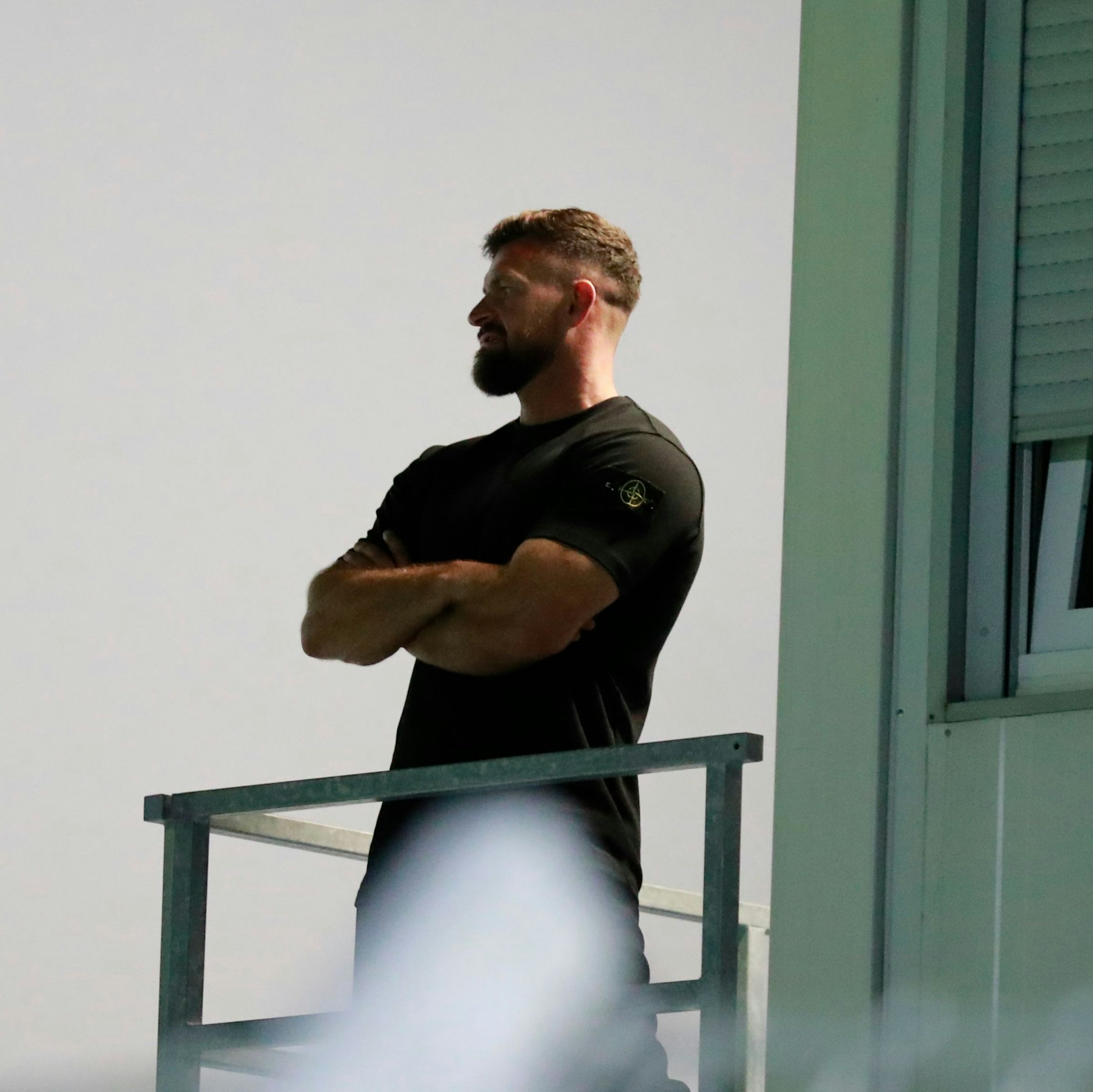 BFC-Sportchef Enis Alushi hatte bei der Pleite im Alfred-Kunze-Sportpark bei Chemie Leipzig alles genau im Blick.