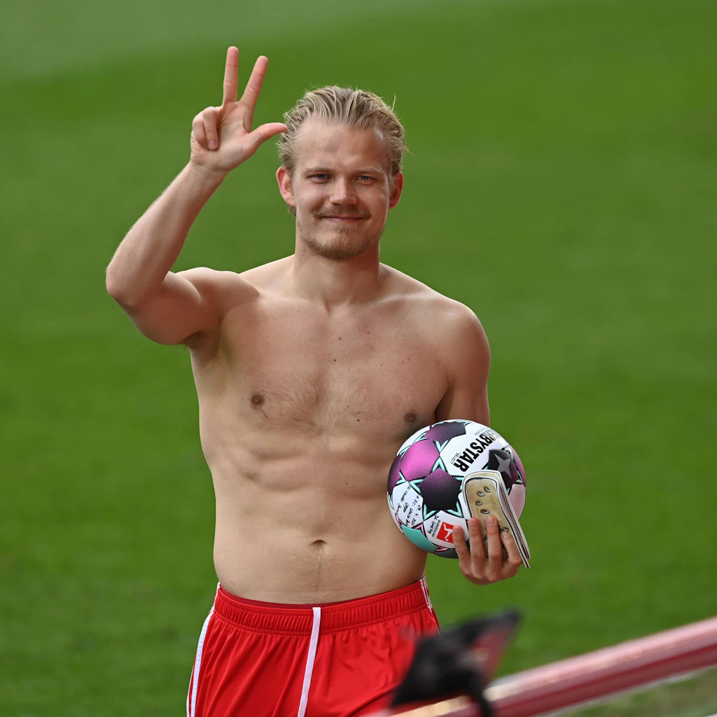 Trikot verschenkt, aber den Spielball gesichert: Joel Pohjanpalo freut sich über seinen Dreierpack im April 2021.