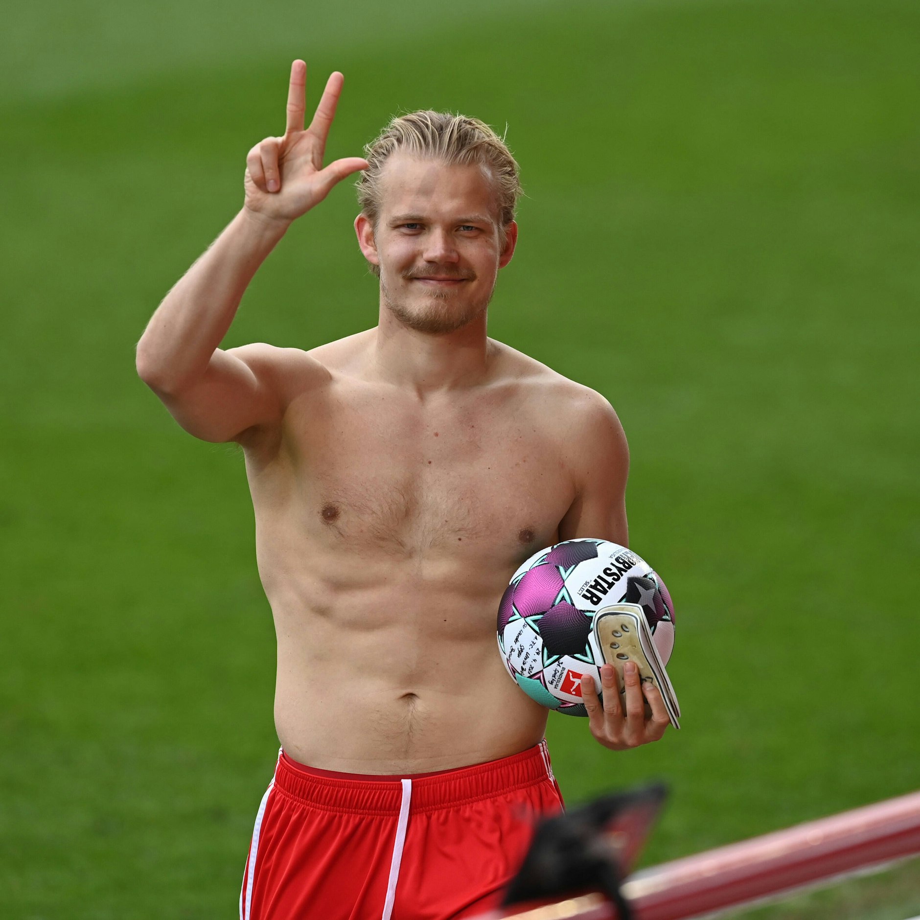 Trikot verschenkt, aber den Spielball gesichert: Joel Pohjanpalo freut sich über seinen Dreierpack im April 2021.