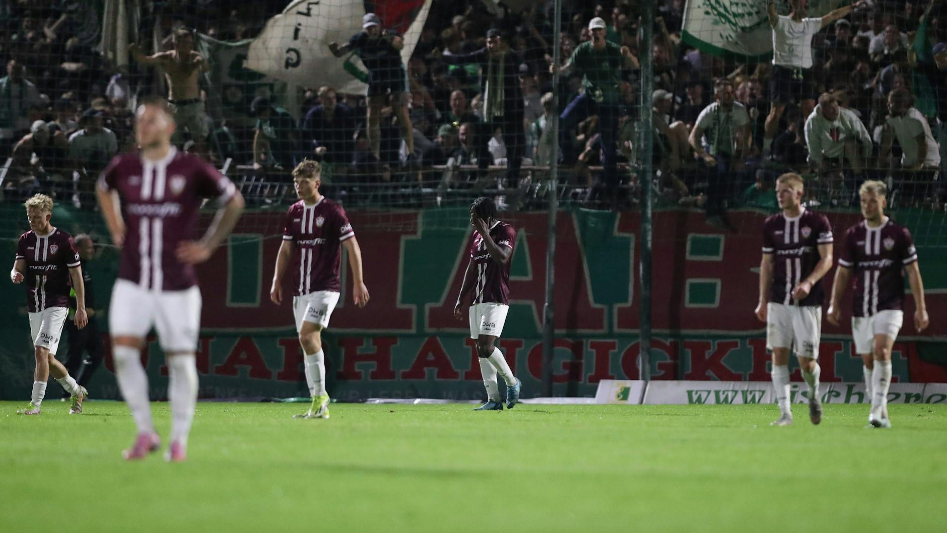 Hängende Köpfe und hängende Schultern nach dem 0:1 bei Chemie Leipzig: So ein Auftreten des BFC Dynamo macht Sportchef Enis Alushi richtig sauer.