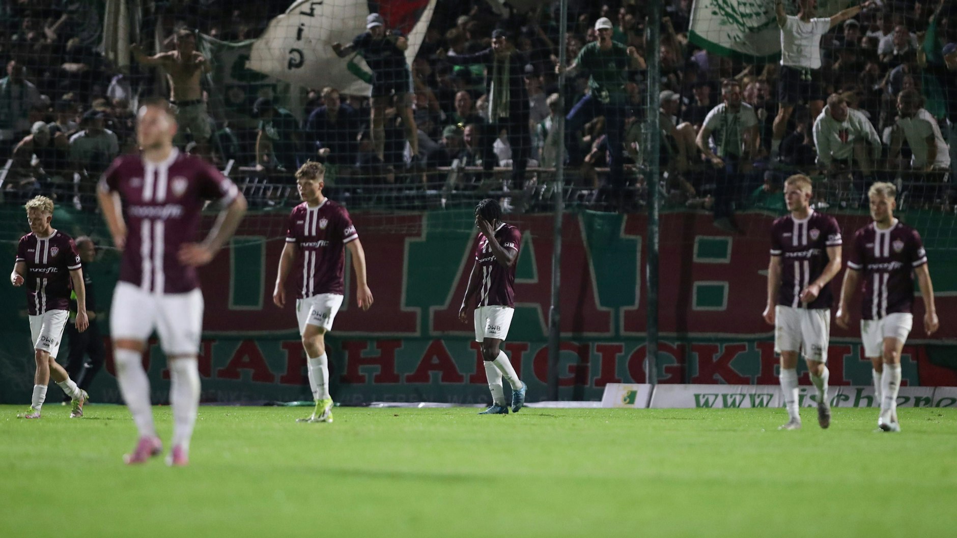 Hängende Köpfe und hängende Schultern nach dem 0:1 bei Chemie Leipzig: So ein Auftreten des BFC Dynamo macht Sportchef Enis Alushi richtig sauer.