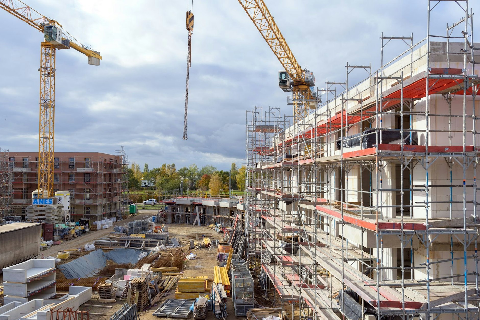 In Potsdam ist Wohnen zwar günstiger als in Berlin, doch der Preisvorteil fällt mit rund 700 Euro pro Quadratmeter deutlich geringer aus als in anderen Umlandstädten.