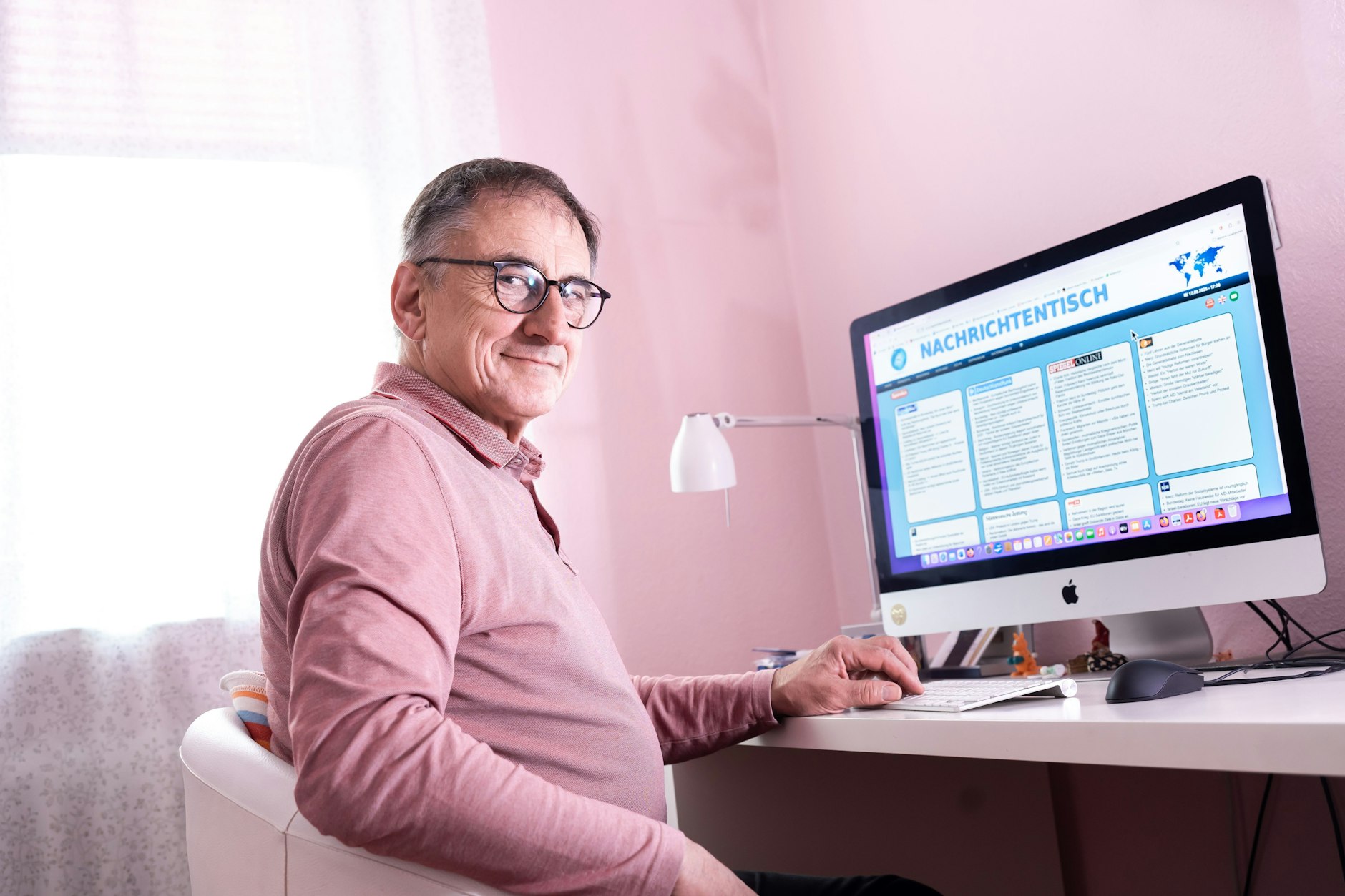 Peter Tomuscheit betreibt Nachrichtentisch.de. von seinem Schreibtisch aus Charlottenburg.