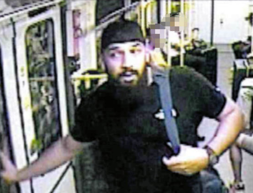 Angriff im U-Bahnhof Zoo: Polizei sucht diesen brutalen Schläger