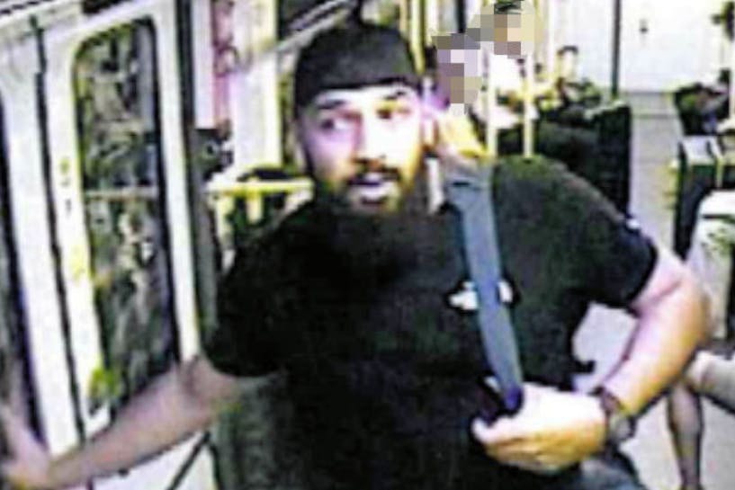 Die Polizei fahndet mit Fotos nach dem brutalen Schläger, der im August 2024 im U-Bahnhof Zoo einen Mann attackierte und schwer verletzte.
