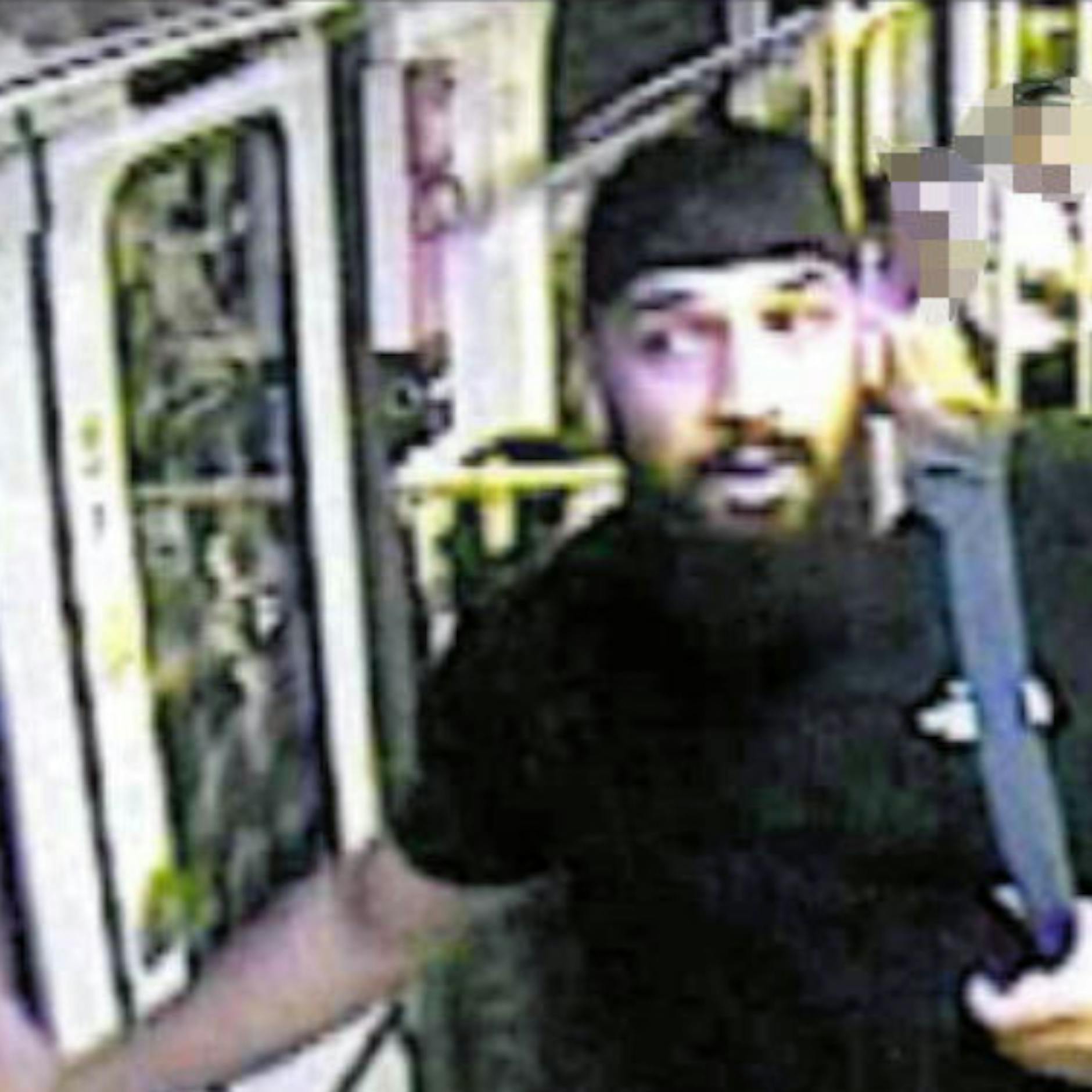 Angriff im U-Bahnhof Zoo: Polizei sucht diesen brutalen Schläger