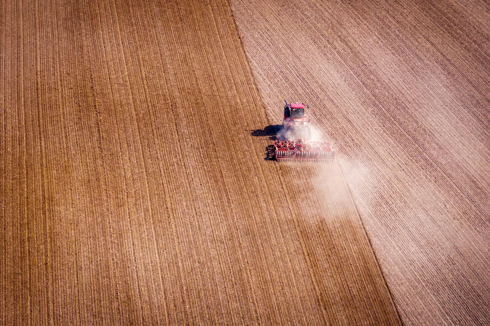 20.000 Hektar ostdeutsches Agrarland wurden verkauft – mit drastischen Folgen für die Bauern vor Ort.