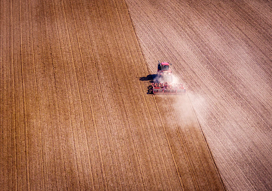 20.000 Hektar ostdeutsches Agrarland wurden verkauft – mit drastischen Folgen für die Bauern vor Ort.