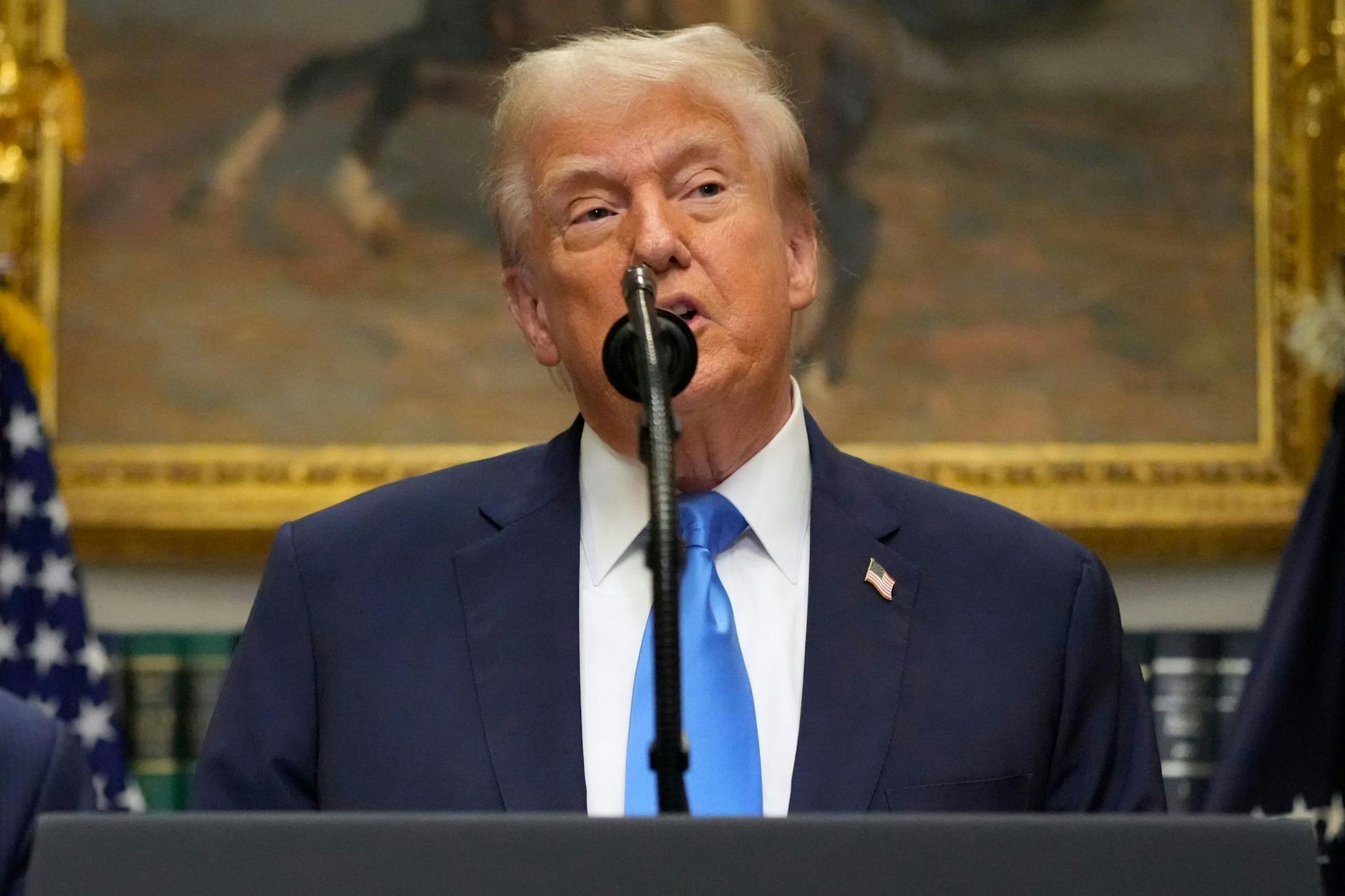 US-Präsident Donald Trump spricht im Roosevelt Room des Weißen Hauses.