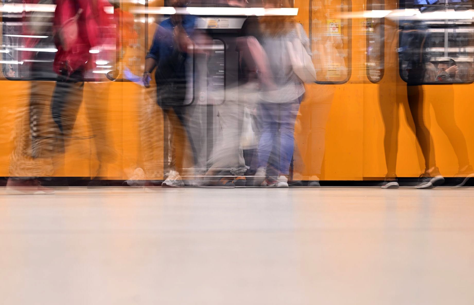 Messerverbot in Bahn und Bus: Warum sollten sich die Fahrgäste jetzt plötzlich wohlfühlen?