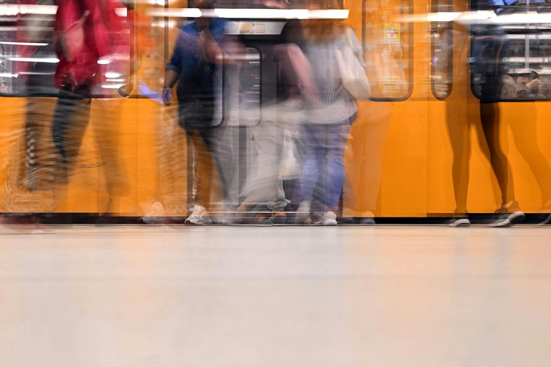 Besser wäre: Messer und gefährliche Waffen sind verboten