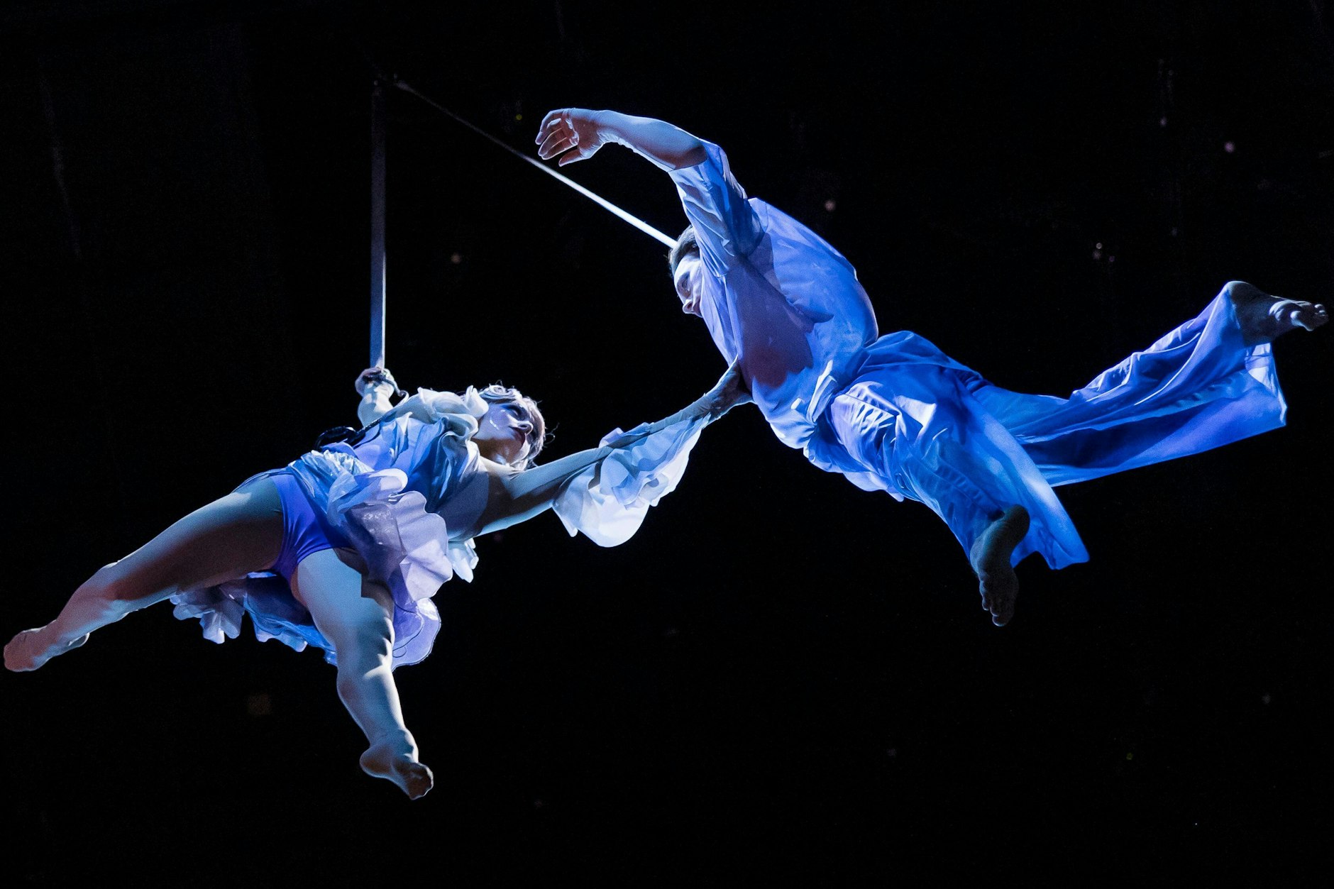 Zwei Artisten schweben über dem Publikum. Bei einer Pressekonferenz gab es erste Einblicke in die Produktion&nbsp; „Alizé“.