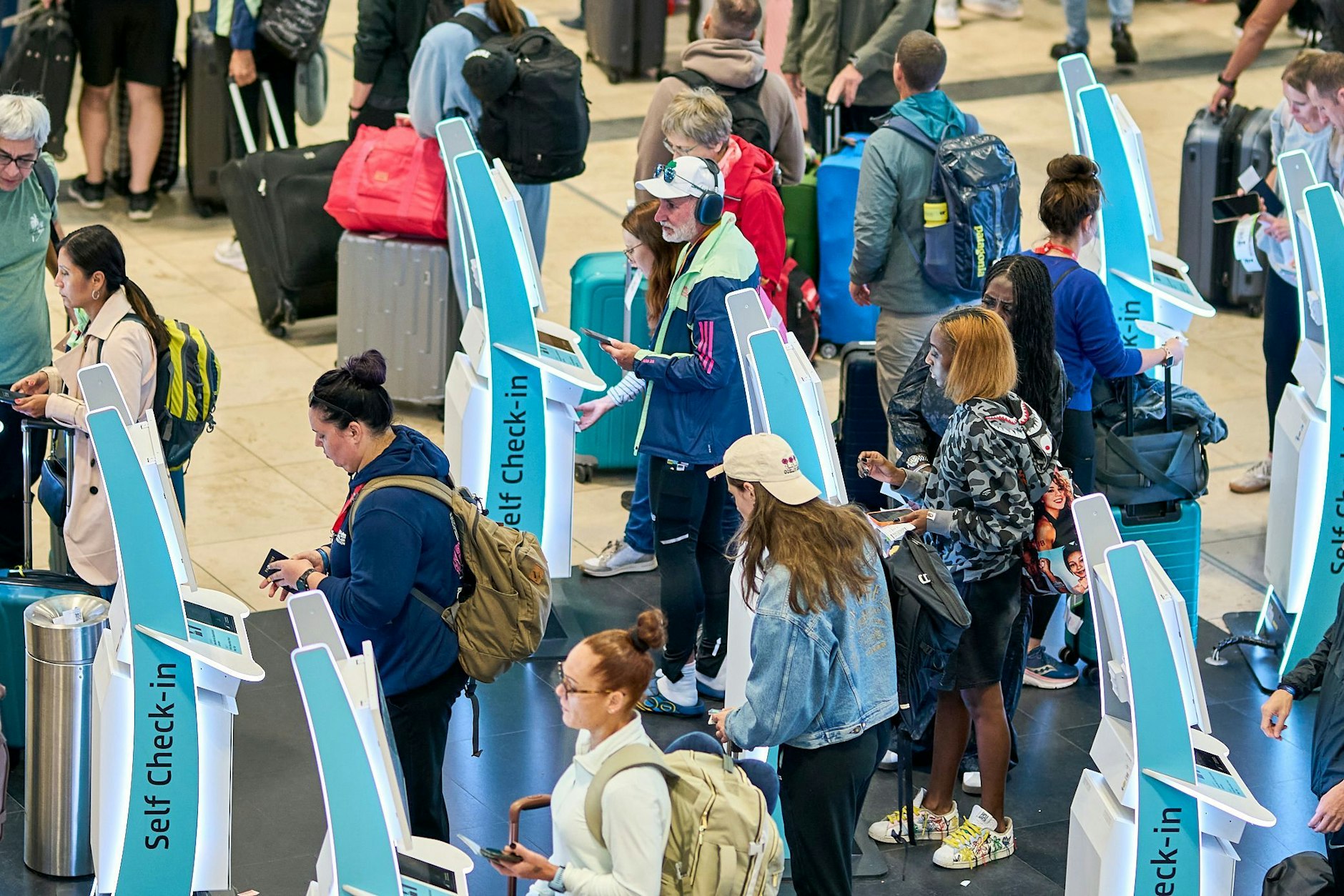 Der BER hat weiterhin technische Probleme wegen eines Hackerangriffs. Es wird geraten, an den Self-Check-in-Schaltern selbst einzuchecken.