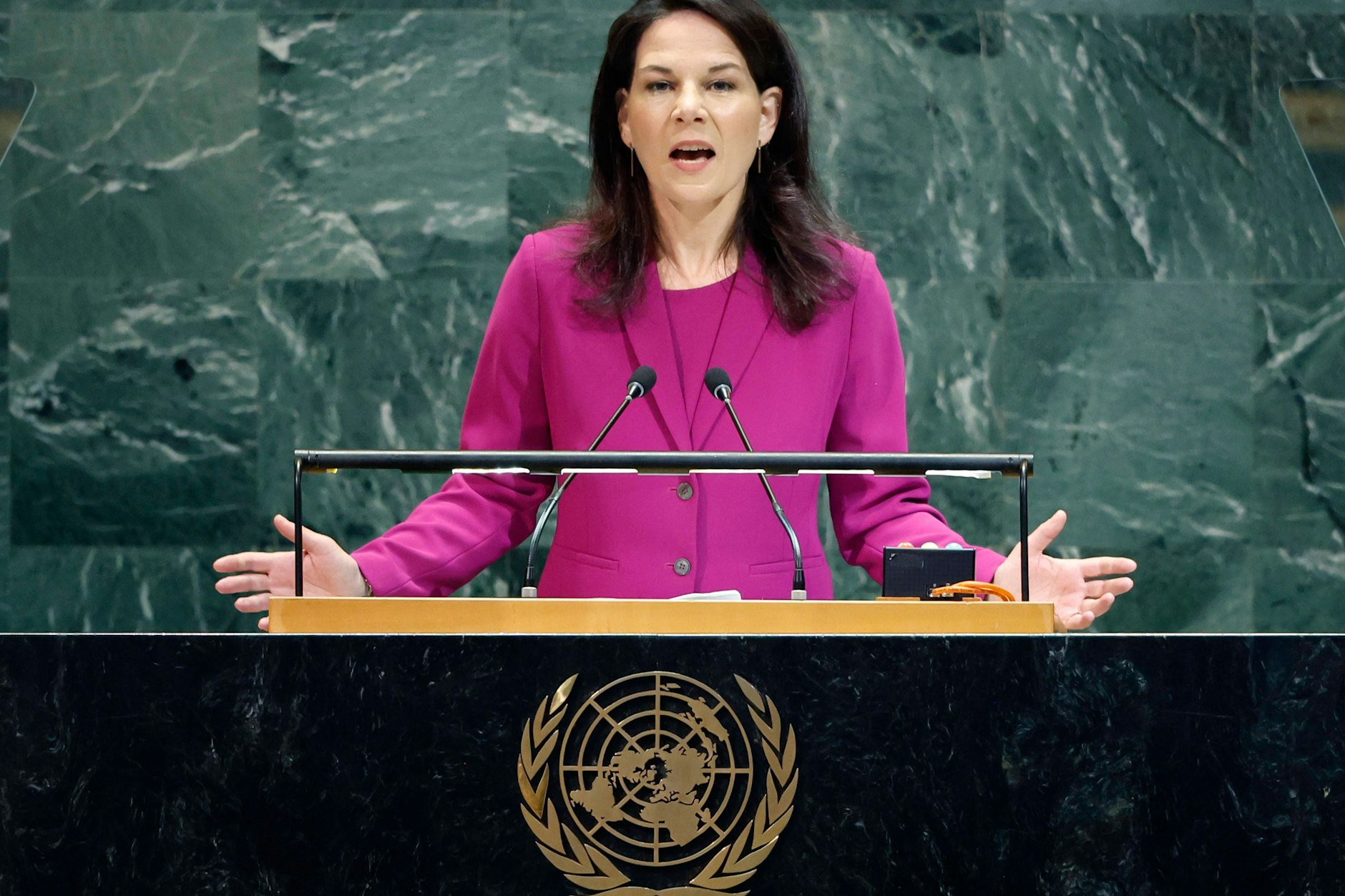 Die Präsidentin der Generalversammlung, Annalena Baerbock, spricht am ersten Tag der 80. Generaldebatte am Dienstag im Hauptquartier der Vereinten Nationen in New York.
