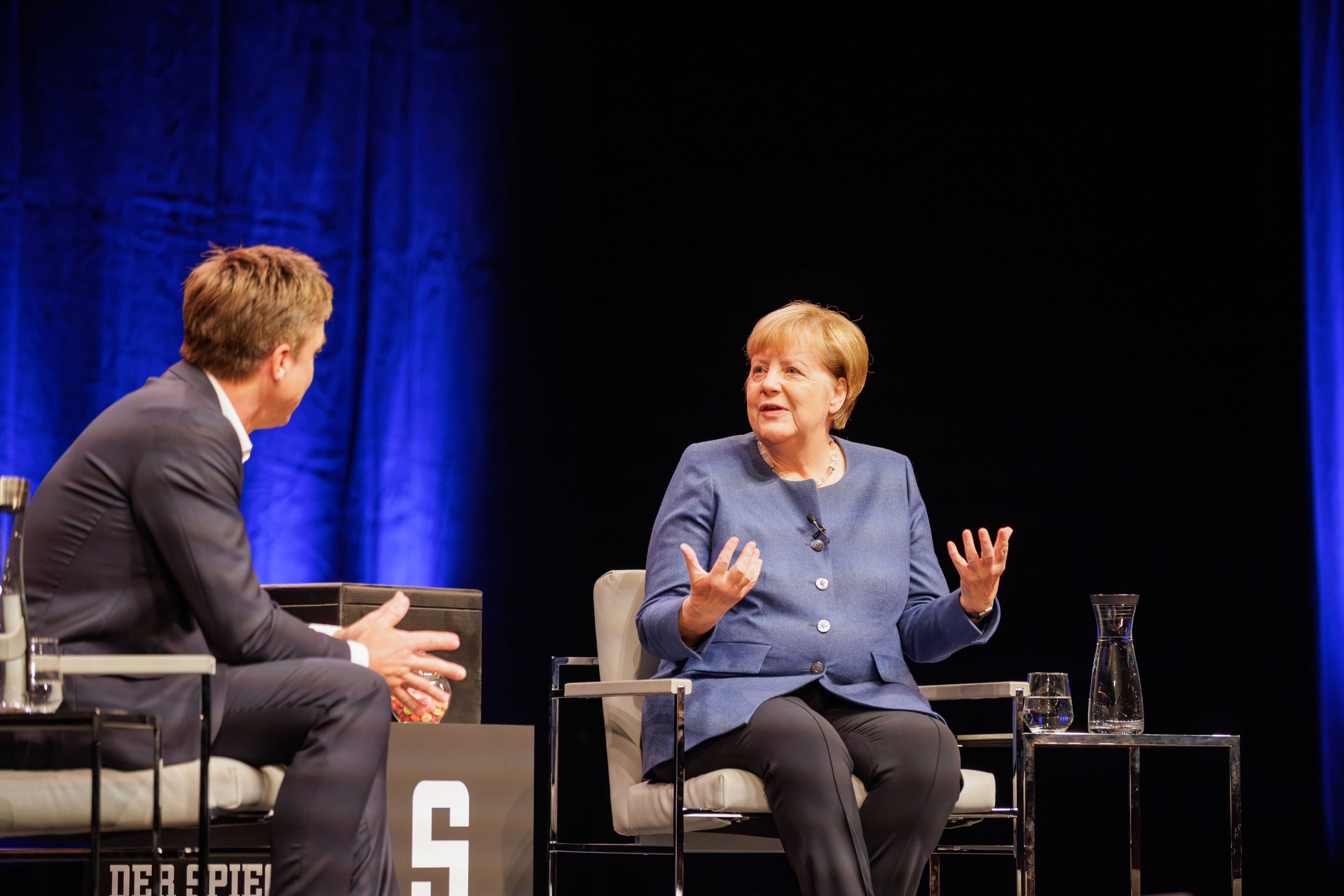Image - Angela Merkel im Berliner Admiralspalast: „Hätte ich Wasserwerfer einsetzen sollen?“