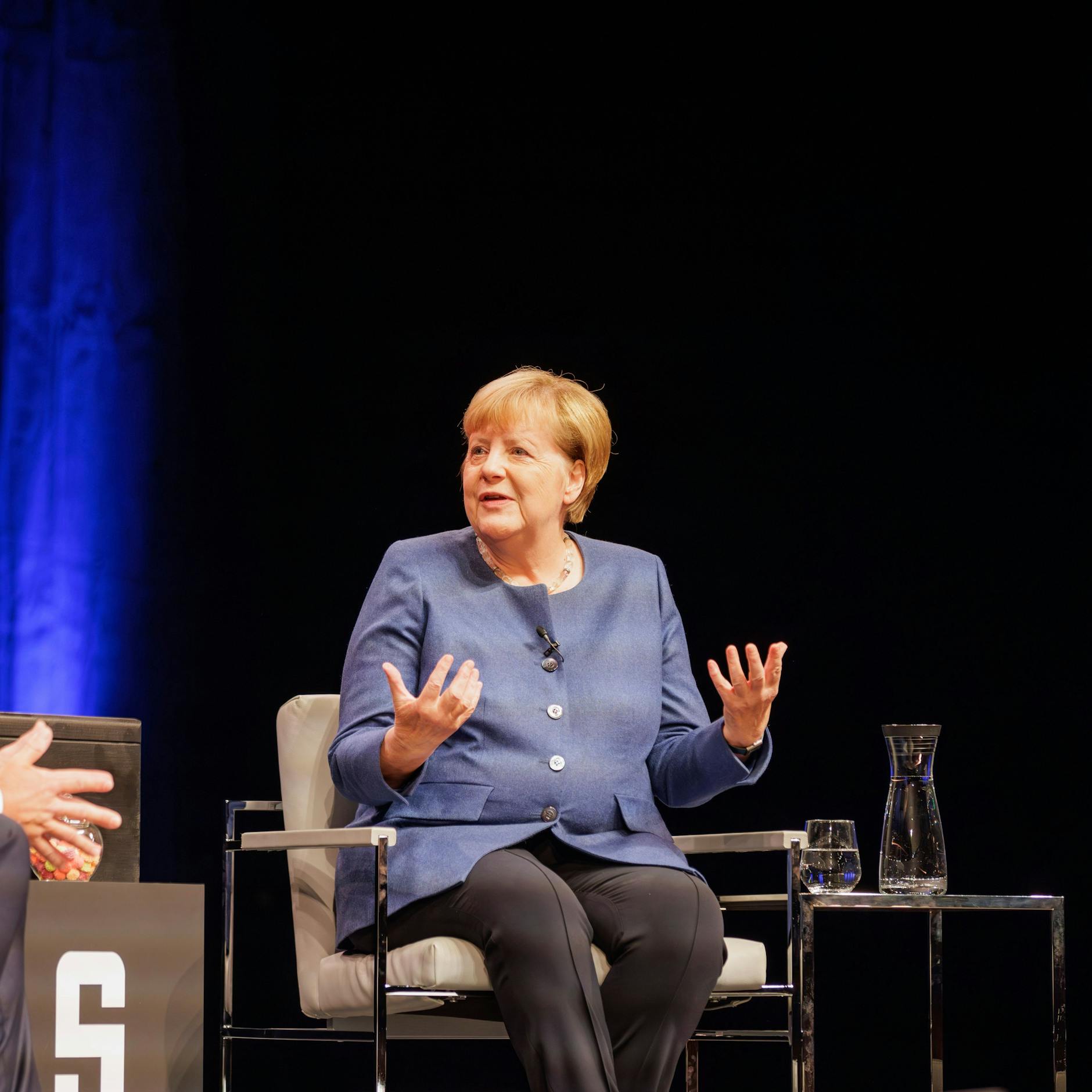 Image - Angela Merkel im Berliner Admiralspalast: „Hätte ich Wasserwerfer einsetzen sollen?“