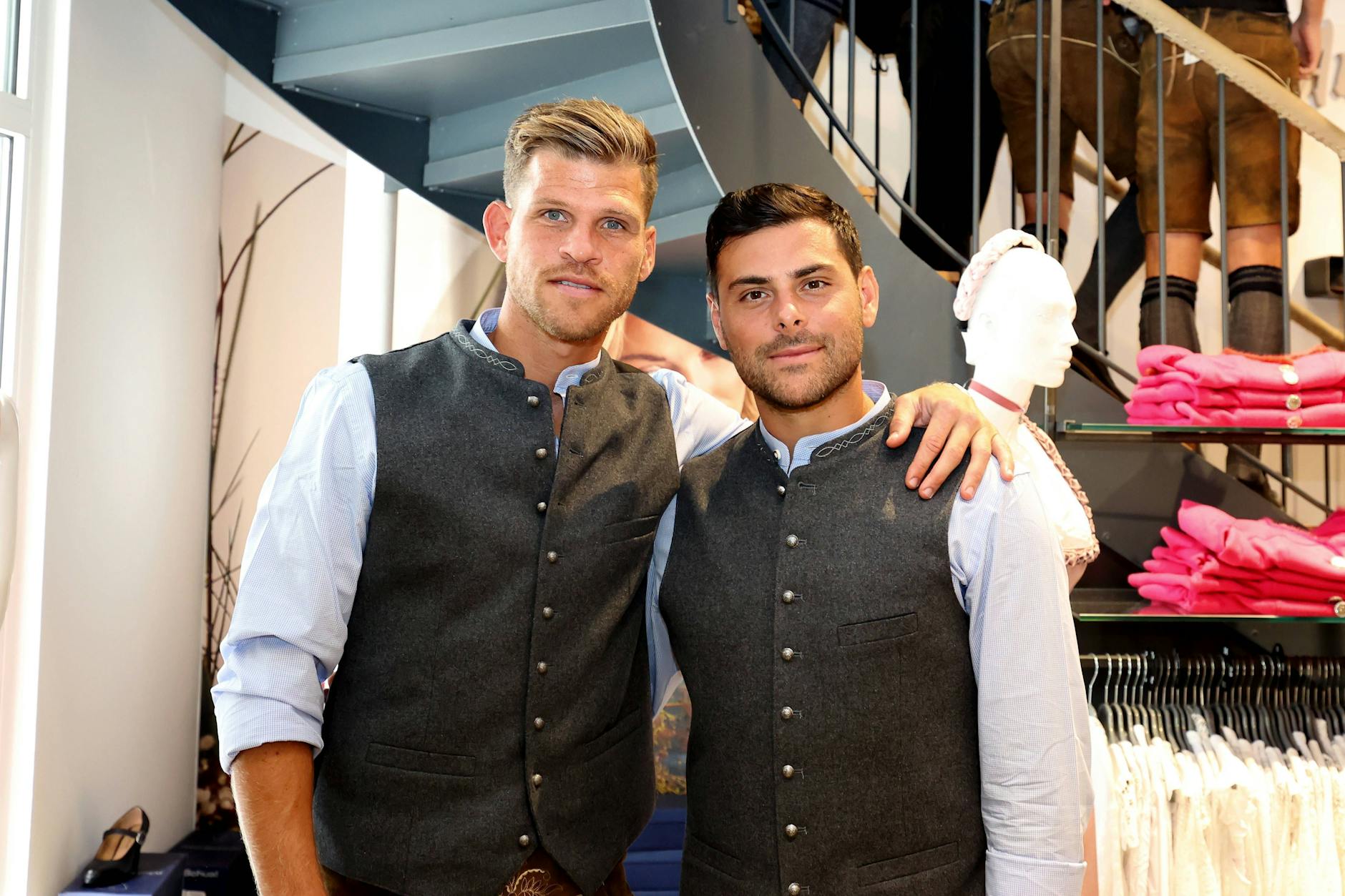 Florian Niederlechner (l.) und Kevin Volland posieren bei der Wiesn-Einkleidung des TSV 1860 München.