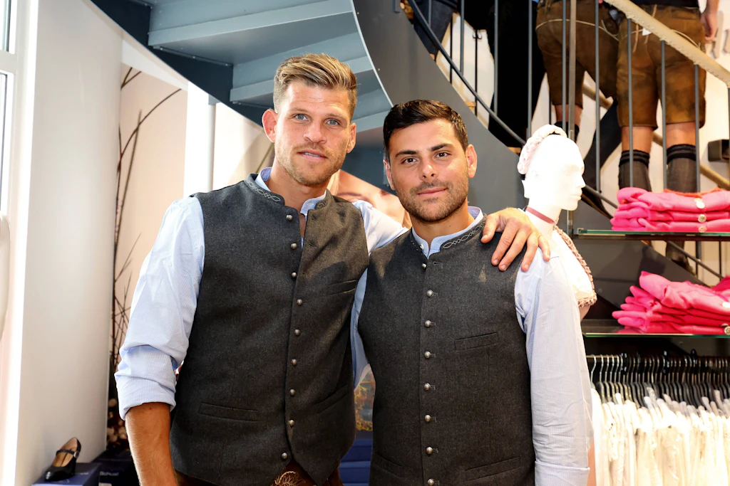 Florian Niederlechner (l.) und Kevin Volland posieren bei der Wiesn-Einkleidung des TSV 1860 München.