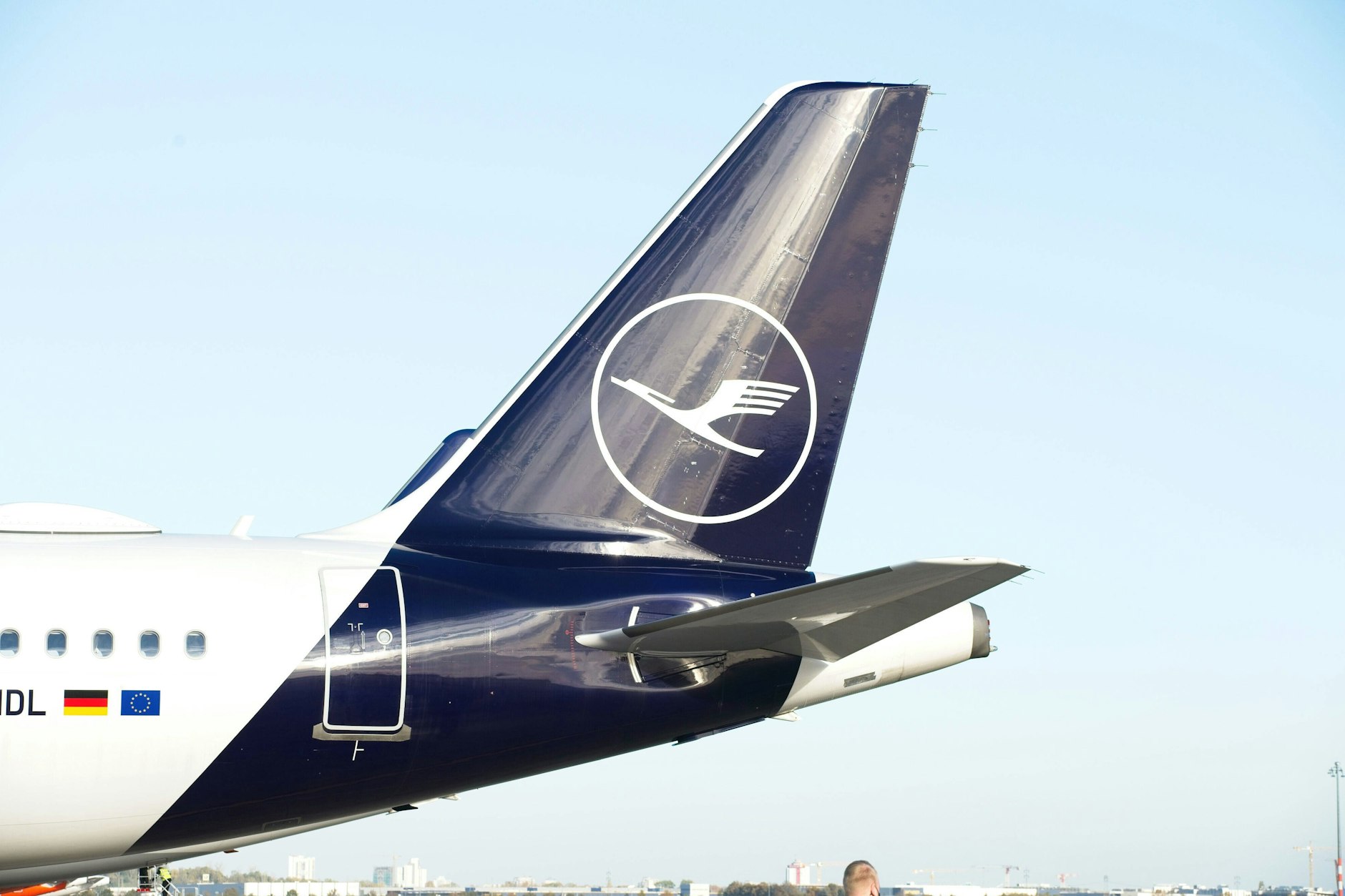 Die Lufthansa droht, Verbindungen an deutschen Flughäfen zu streichen.