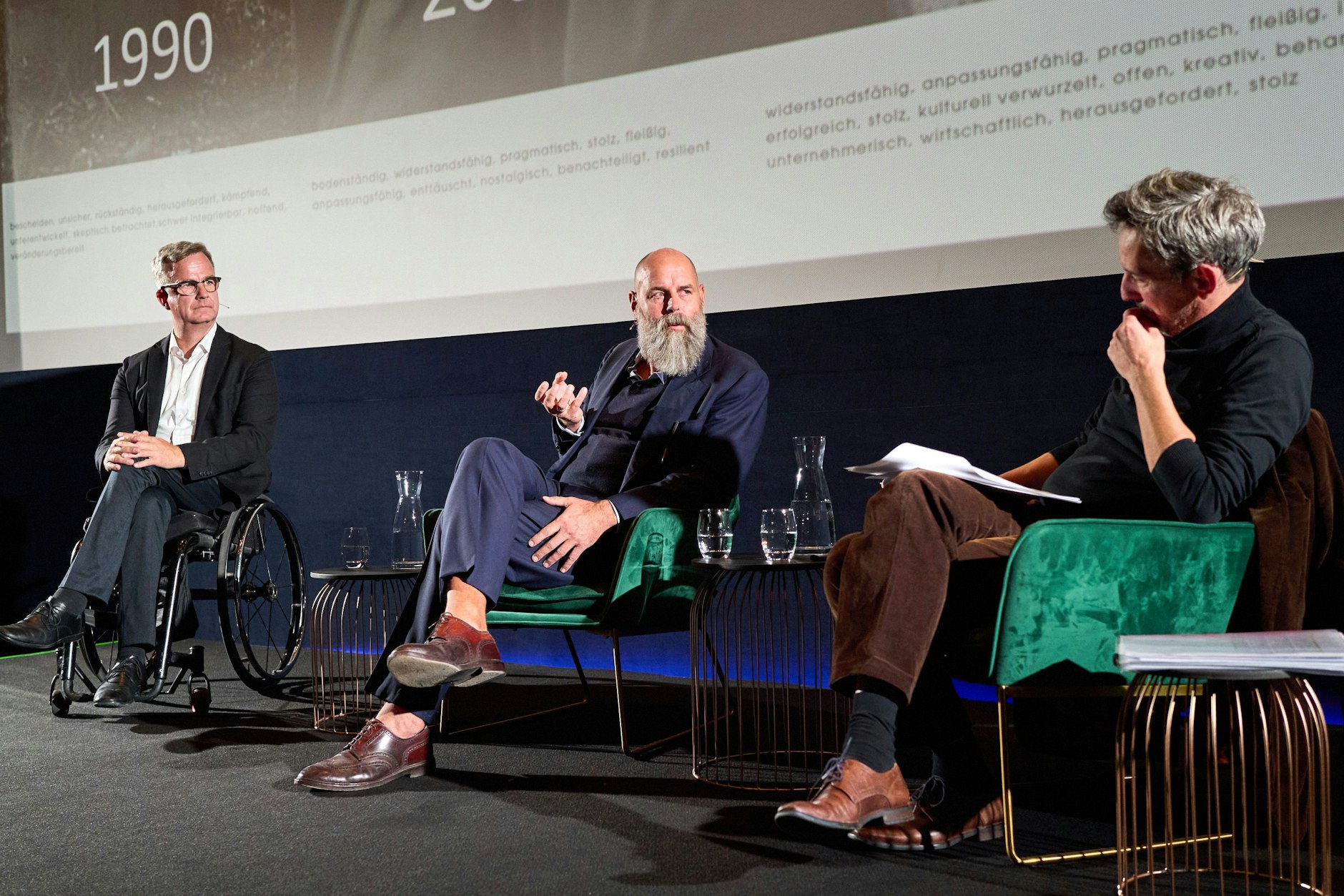 Verleger Holger Friedrich (M) und der Filmproduzent Olaf Jacobs (L) im Gespräch und Moderator Peter Effenberg.