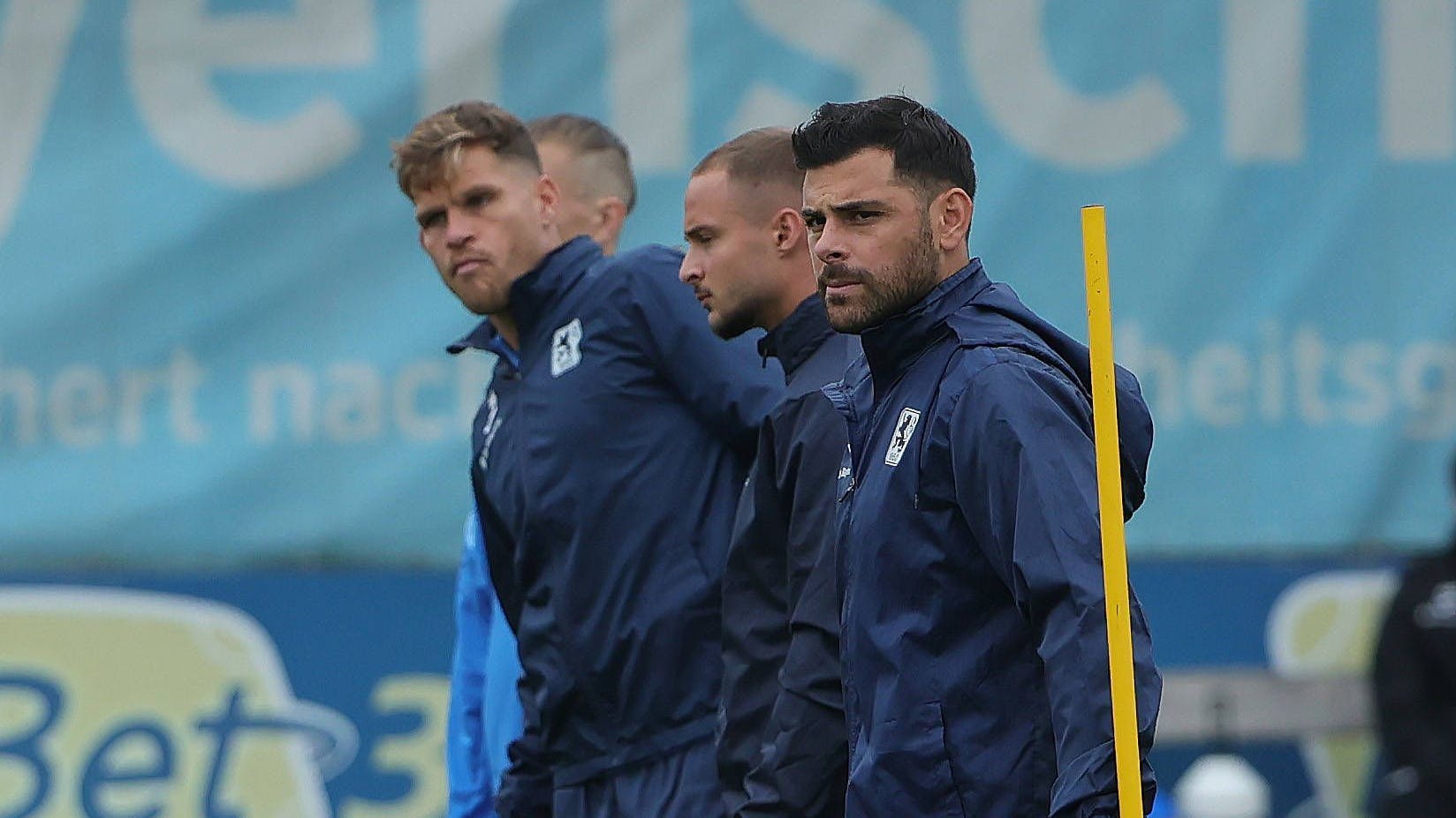 Florian Niederlechner (l.) und Kevin Volland schauen im Training von TSV 1860 München gar nicht glücklich aus.