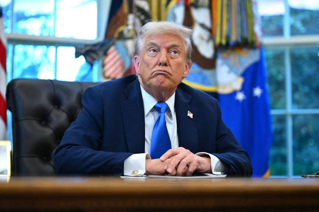 Donald Trump, teklif portresini imza makinesinin bir fotoğrafı ile değiştiriyor