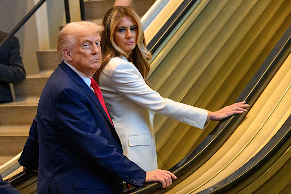 US-Präsident Donald Trump und First Lady Melania Trump stehen an der Rolltreppe, die kurz zuvor plötzlich gestoppt hatte.