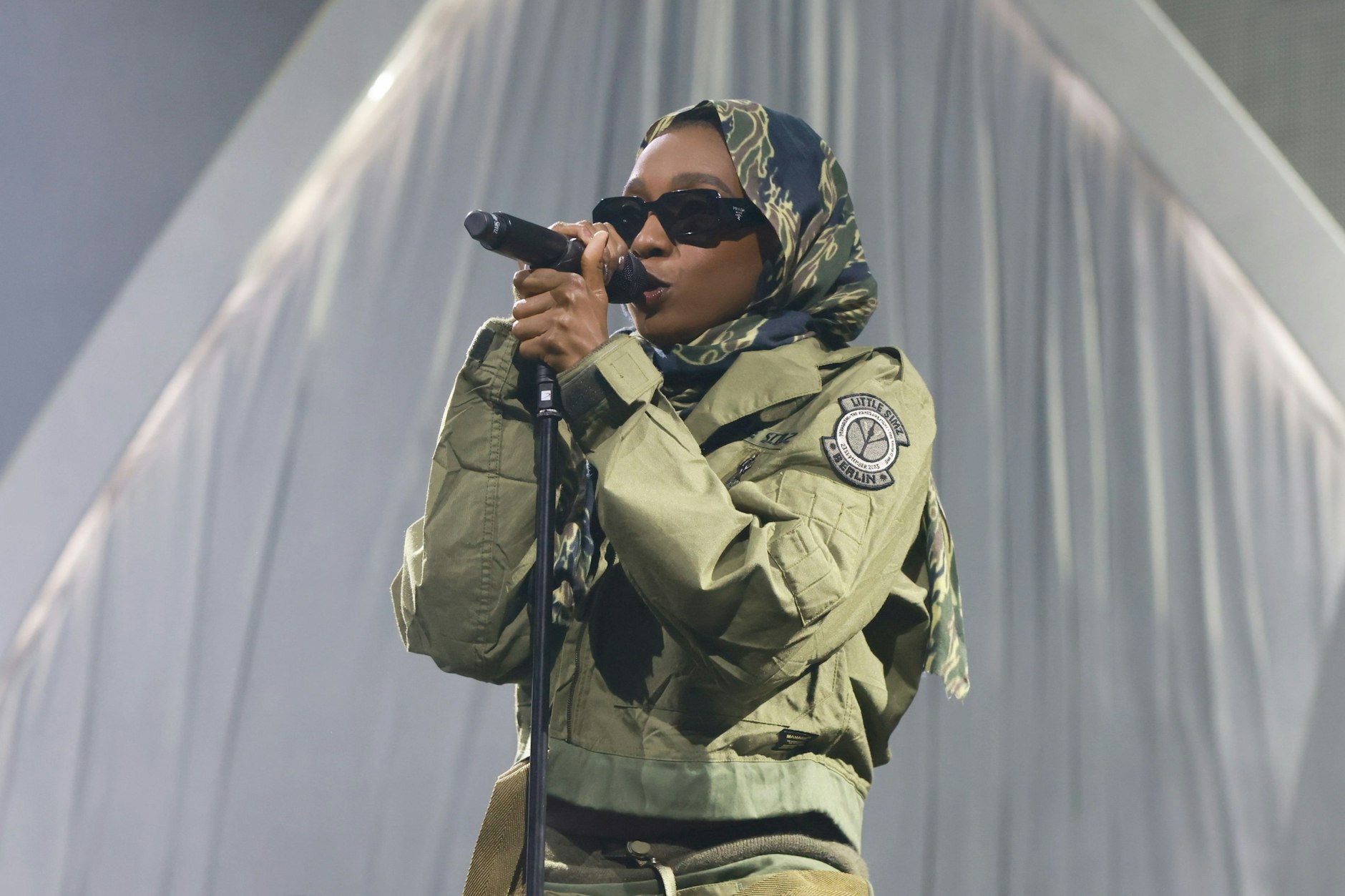 Little Simz vor einem Bühnenbild von Lotusblüten beim Tourauftakt im Velodrom