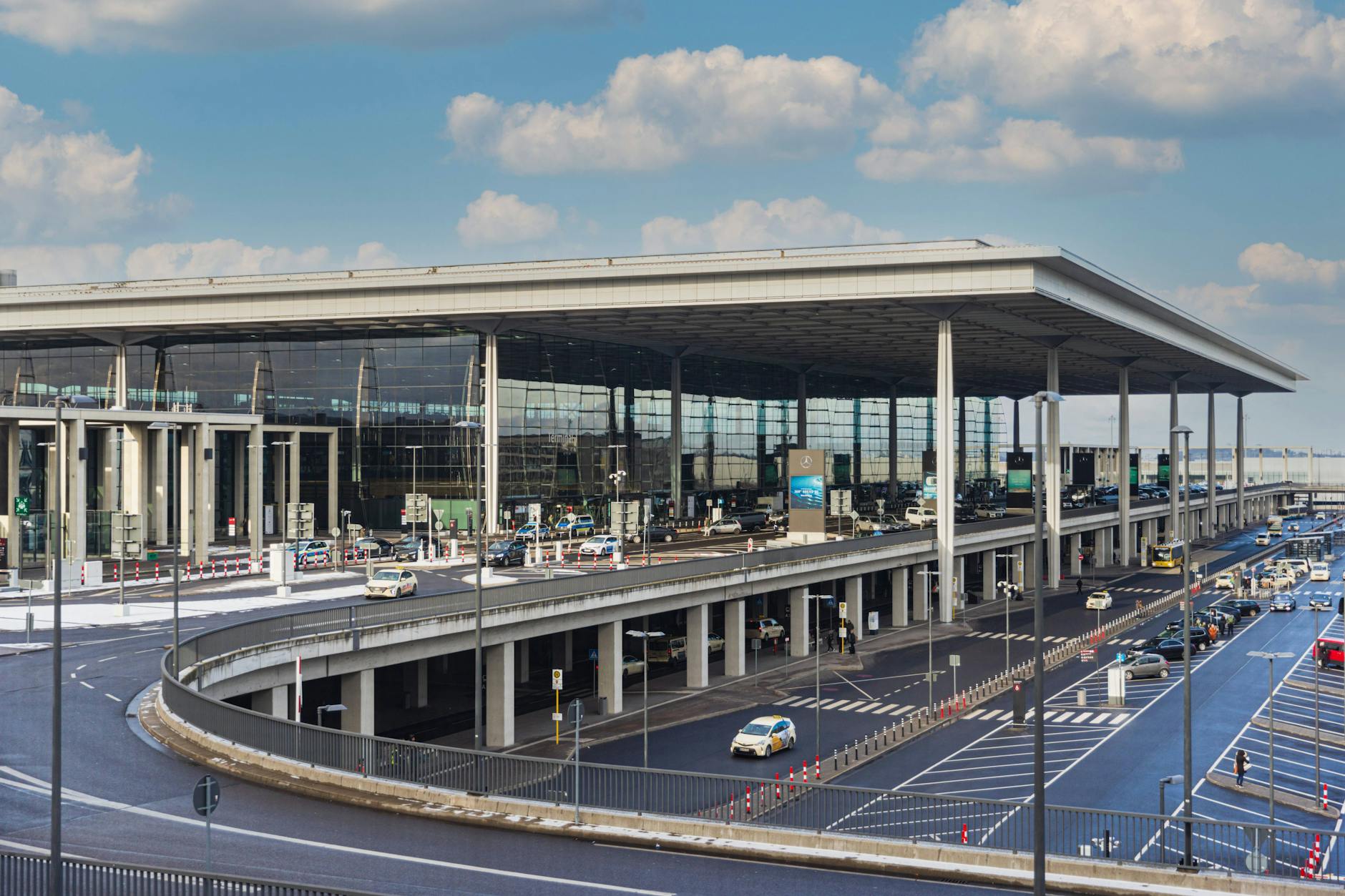 Außenansicht von Terminal 1 des Flughafens Berlin-Brandenburg (BER), auch bekannt als Flughafen Berlin-Brandenburg „Willy Brandt“.