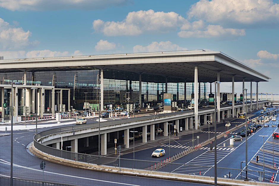 Außenansicht von Terminal 1 des Flughafens Berlin-Brandenburg (BER), auch bekannt als Flughafen Berlin-Brandenburg „Willy Brandt“.