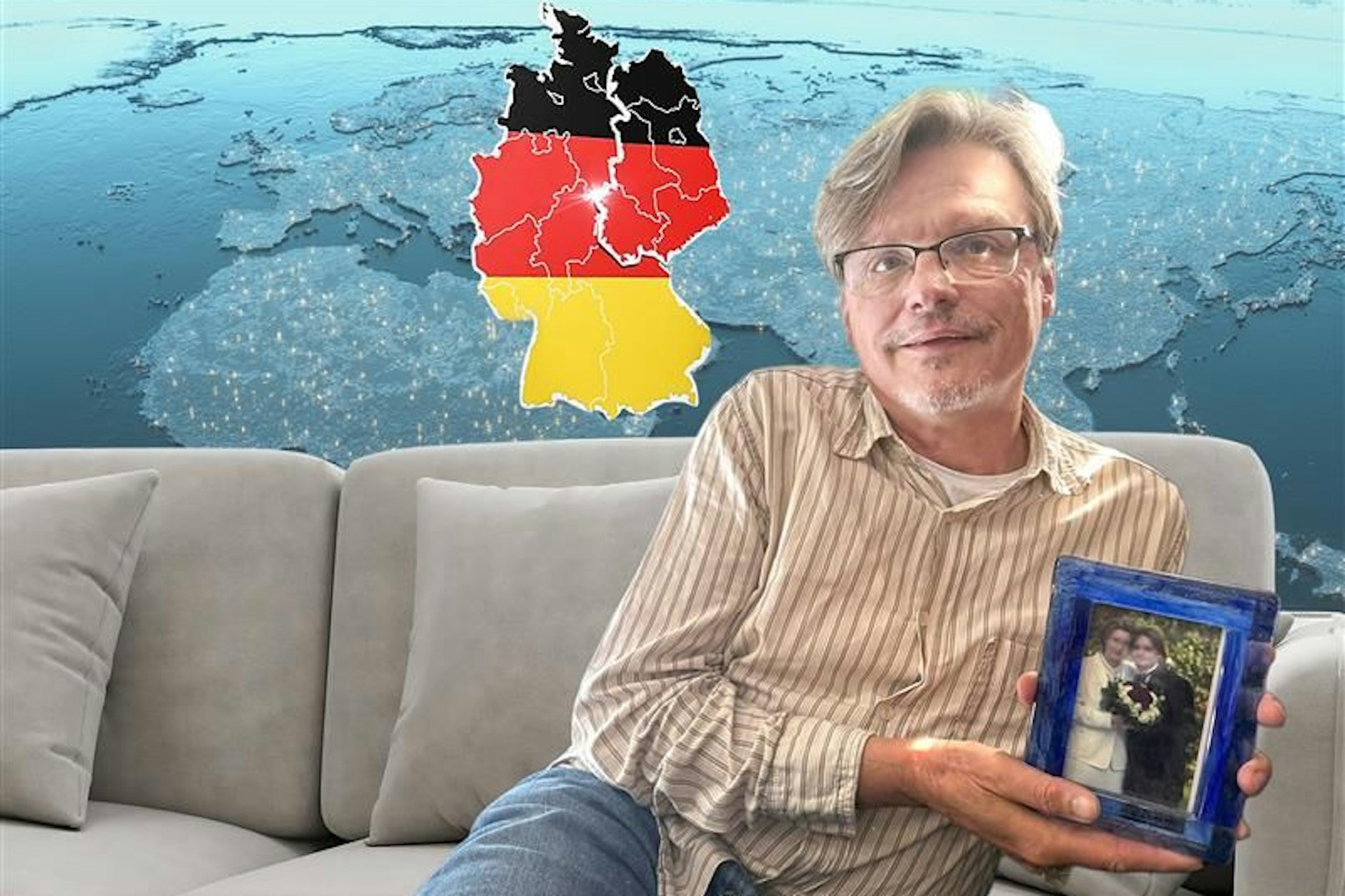 KURIER-Reporter Norbert Koch-Klaucke mit dem Hochzeitsbild. Seit 23 Jahren ist der Autor aus dem Osten mit einer Frau aus dem Westen verheiratet. Damit ist für ihn die deutsche Einheit längst Familiensache.