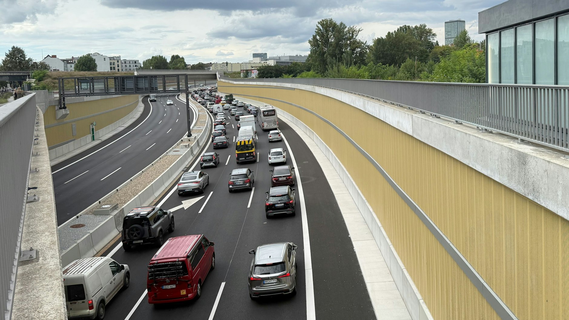 Dichter Verkehr mit Stau ist Standard auf dem neuen Stadtautobahn-Teilstück der A100 vor Treptow.