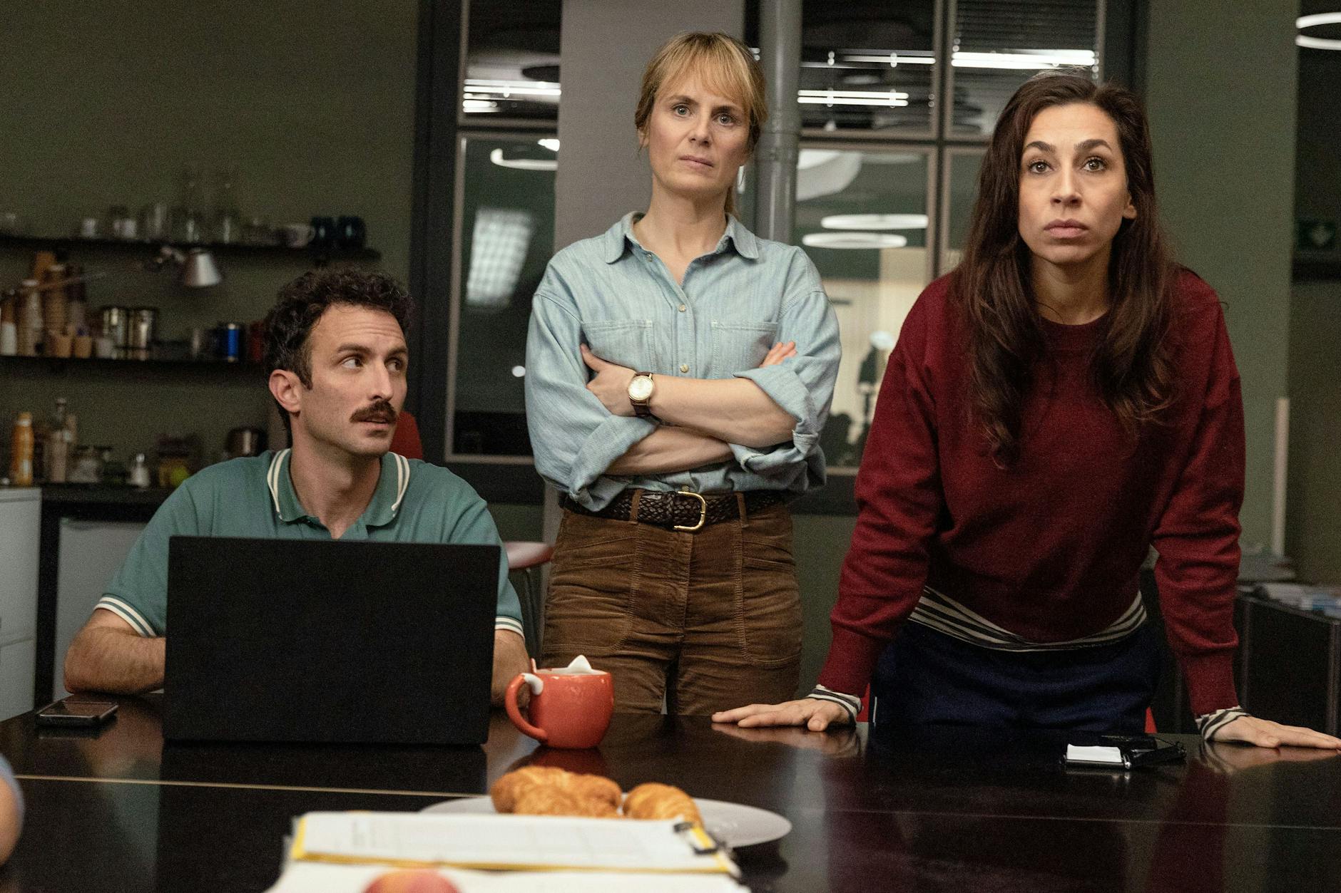 Videocall rund um Tatort-Kommissarin Isabelle Grandjean (Anna Pieri Zuercher) in der Mitte