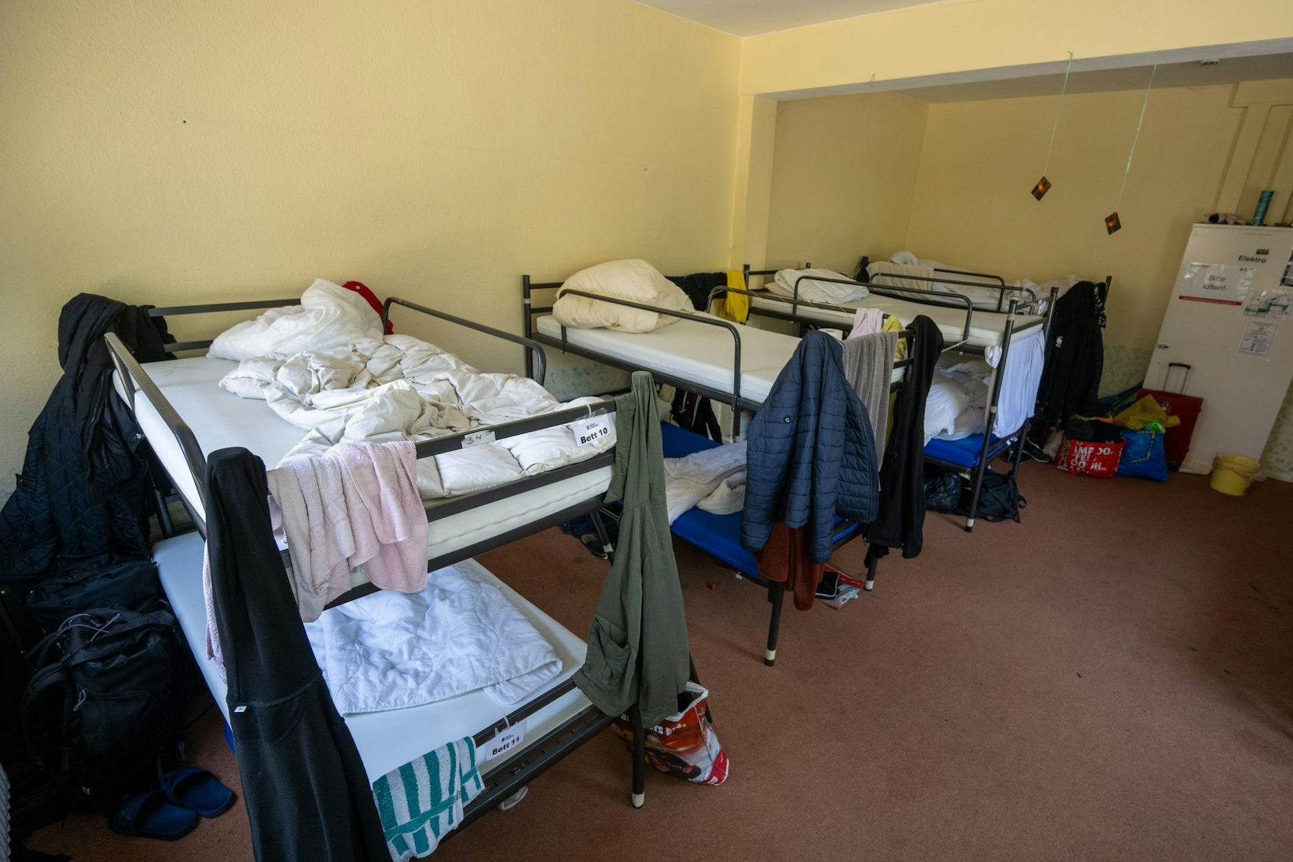 Etagenbetten stehen in einem Schlafsaal für Männer in der Kältehilfe-Notübernachtung in der Bergstraße in Steglitz-Zehlendorf.