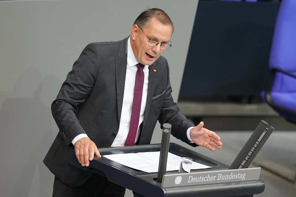 „Schuldenorgie" und „Staatsbankrott": Harte Kritik von AfD-Chefs an Regierung