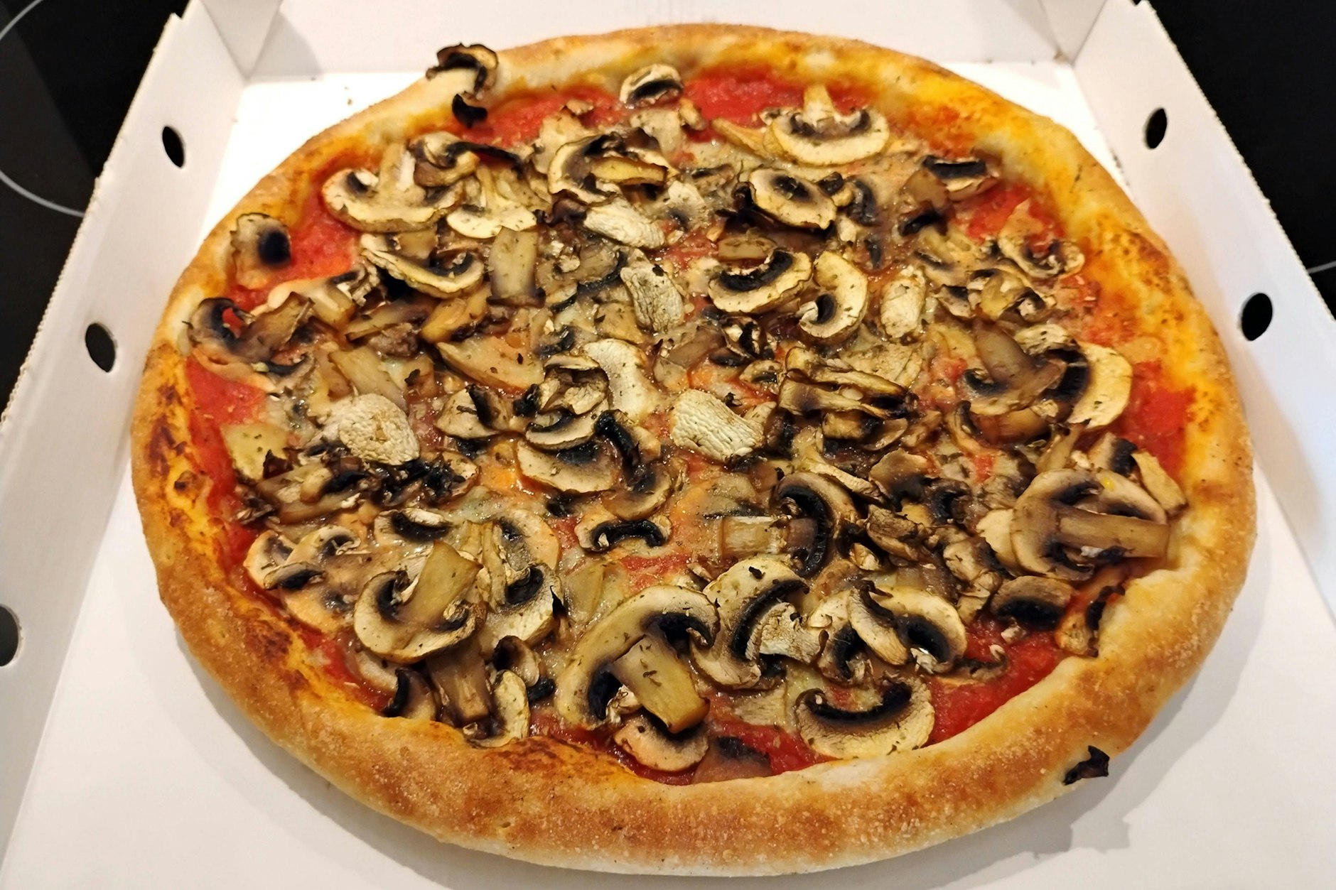 Die Deutschen lieben ihre Pizza am Sonntagabend, im Westen jedoch mehr als im Osten.