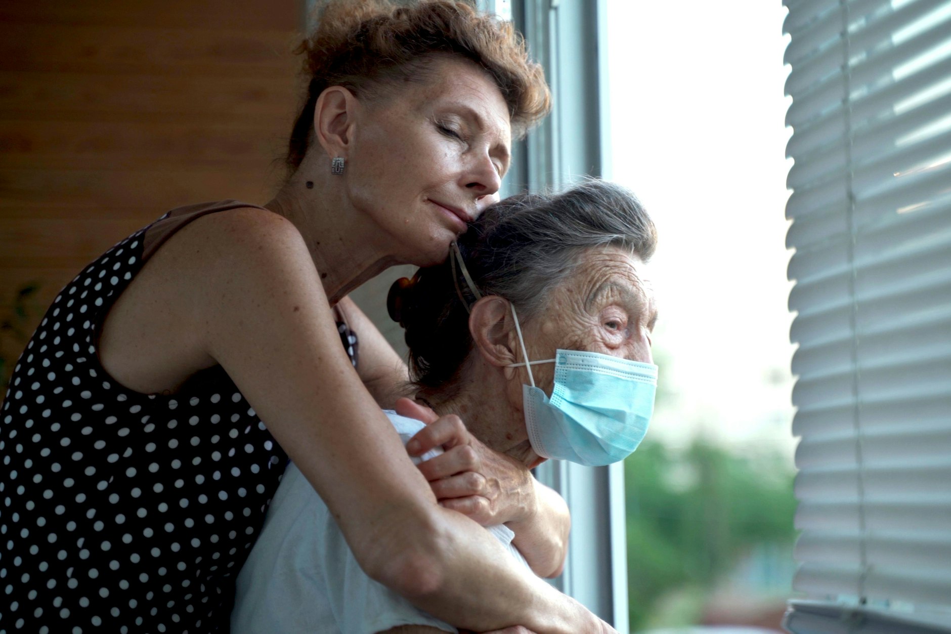 Im Alter umsorgt: Eine Tochter umarmt ihre Mutter auf der Station einer Klinik.