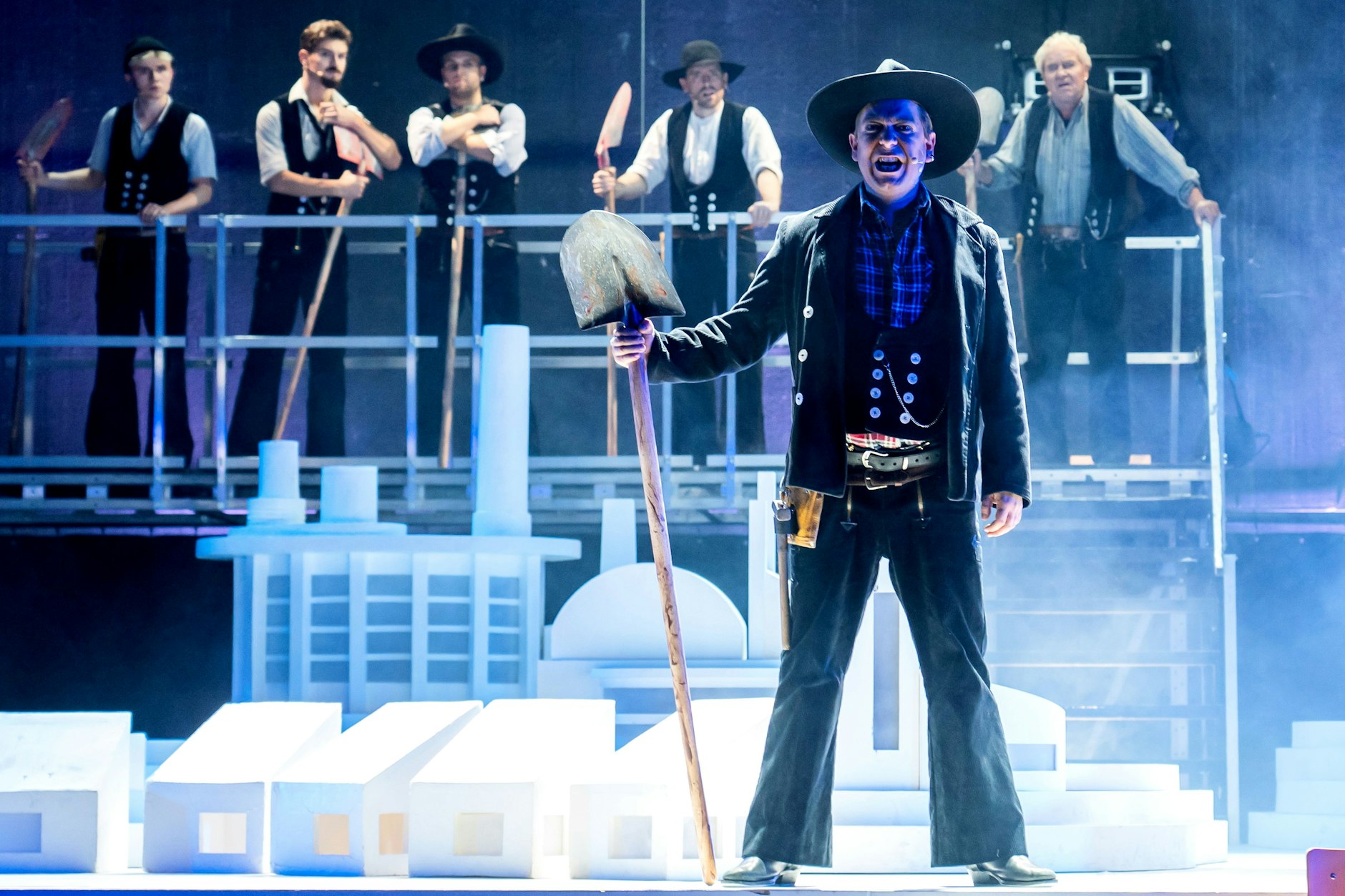 Zünftige Zimmermannskluft, die Schippe einsatzbereit in der Faust, Fabian Ranglack spielt im Theater Schwedt den Balla in „Spur der Steine“.