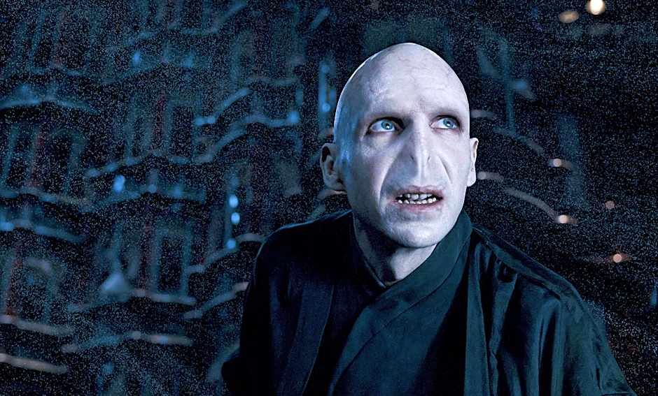 Bleibt der Schädel auch kahl, wenn Voldemort demnächst eine Frau ist? Es kursieren schon einige KI-Bilder, die das Gegenteil vermuten lassen.