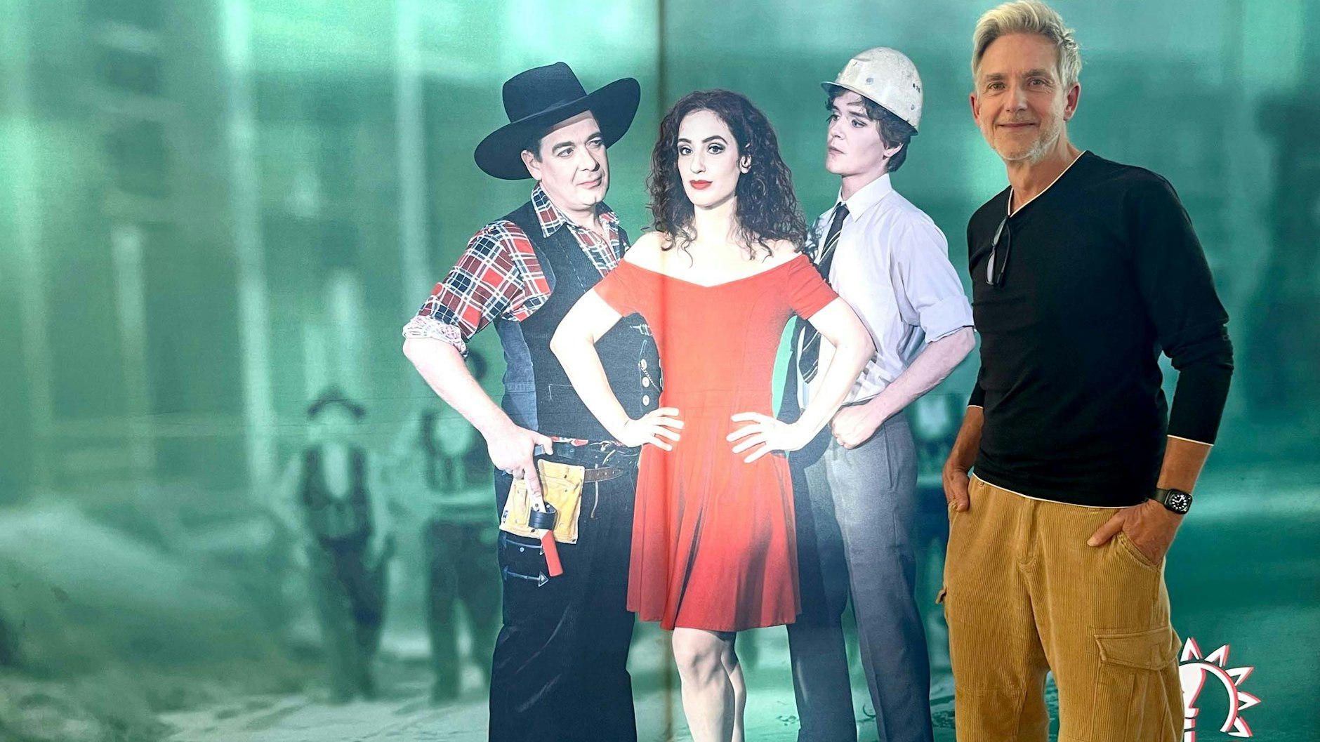 Andre Nicke, Intendant Uckermärkische Bühnen Schwedt, zeigt das Plakat mit den drei von der Baustelle: Fabian Ranglack als Balla (l.), Antonia Schwingel als Kati und Andreas Philemon Schlegel als Horrath.
