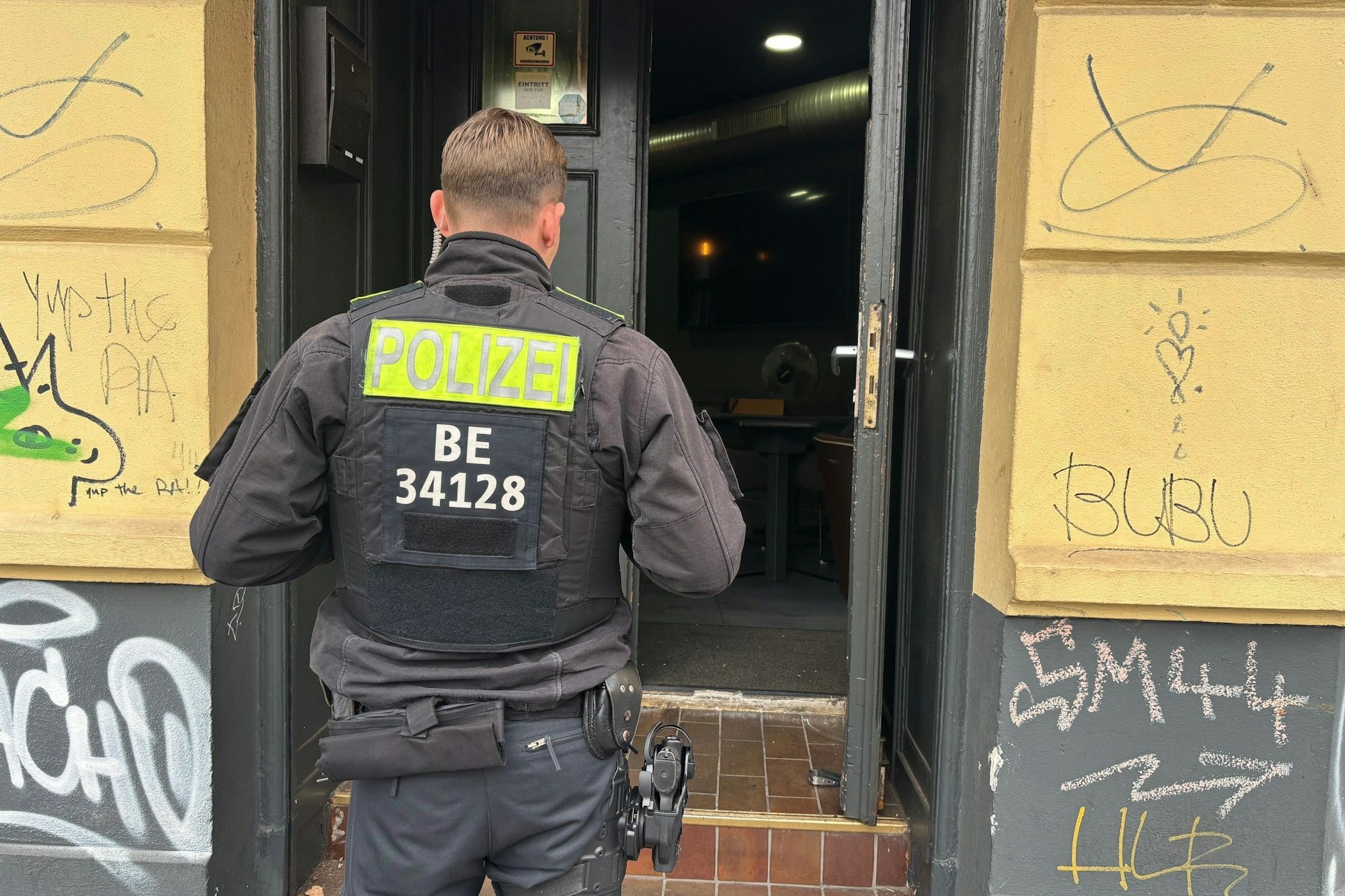 Polizisten sichern eine Shisha-Bar in Neukölln.