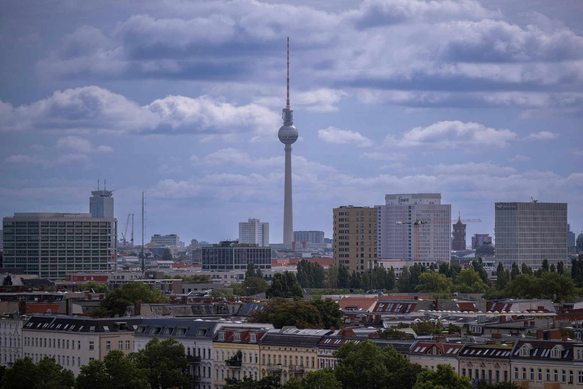 Ein teurer Ausblick: Wer auf dem Fernsehturm über Berlin blicken will, muss tief in die Tasche greifen.