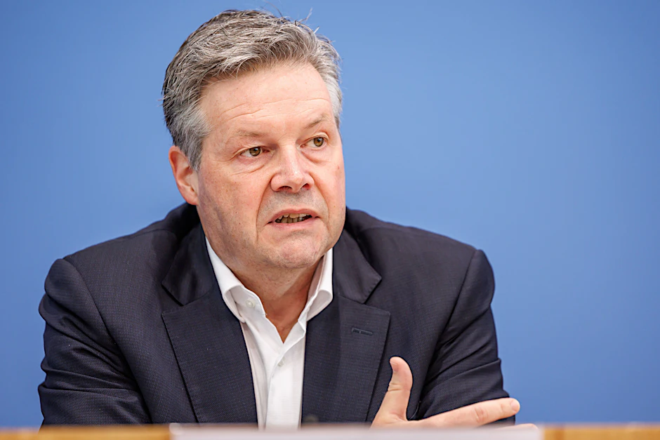 Dirk Rompf bei einer Pressekonferenz.
