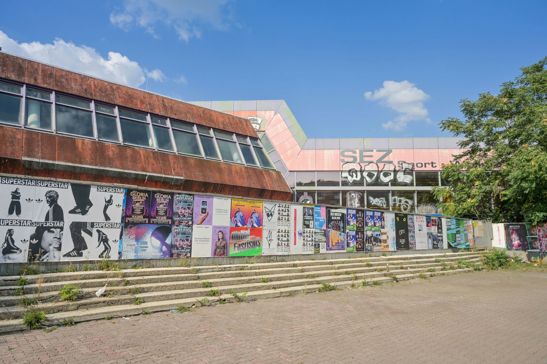 Das Sport- und Erholungszentrum (SEZ): Es lag nicht an der beschmierten Fassade, dass der DDR-Bau erneut nicht unter Denkmalschutz gestellt wurde.