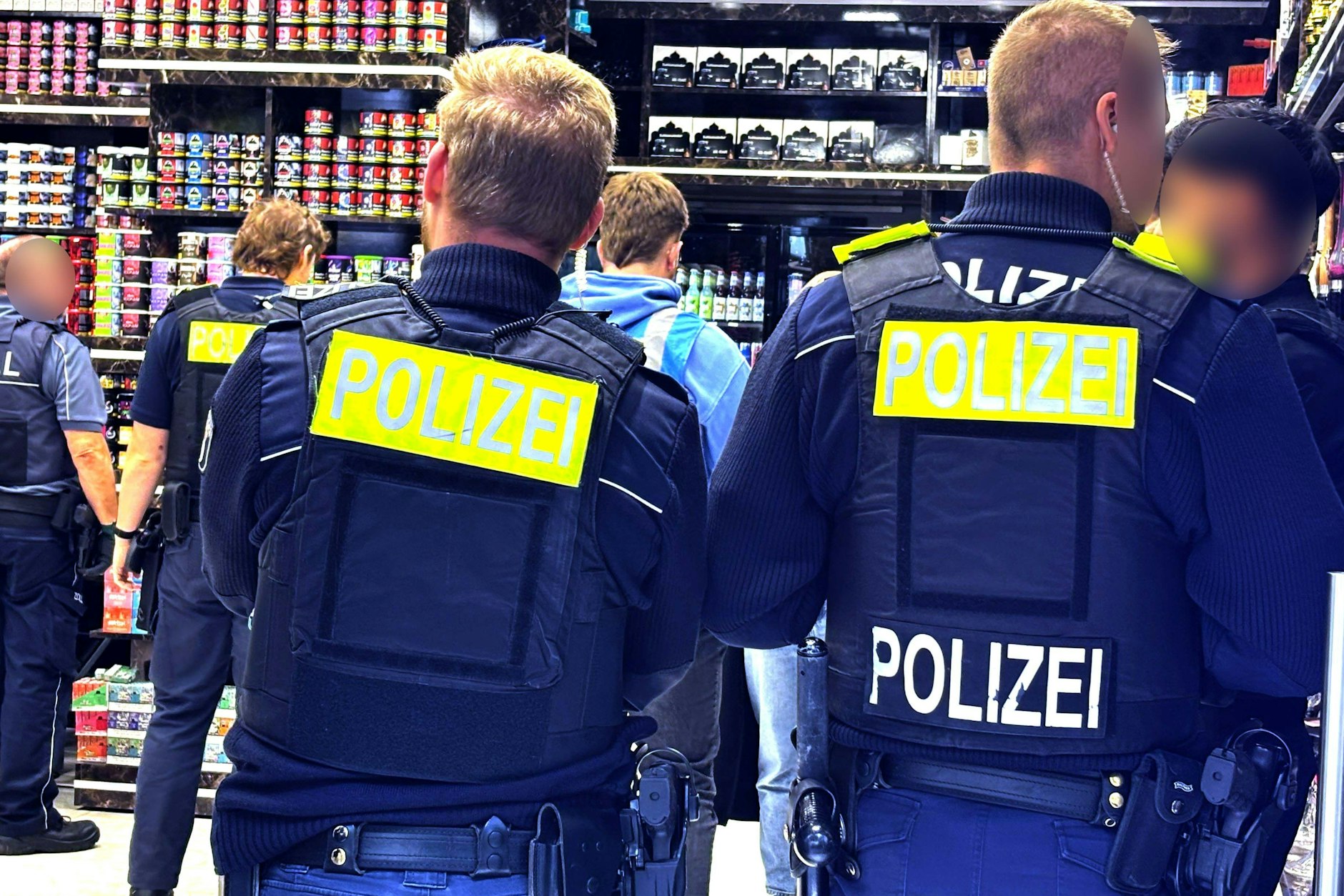 Zoll, Finanzamt und Polizei überprüfen in Friedrichshain ein Geschäft für Shishazubehör.